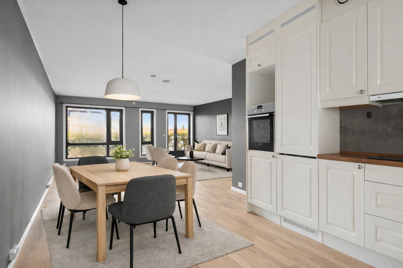 Spisebordet kan naturlig plasseres i tilknytning til kjøkkenet, med god plass til å ta imot familie og venner. Bilde er AI generert. Galleribilde