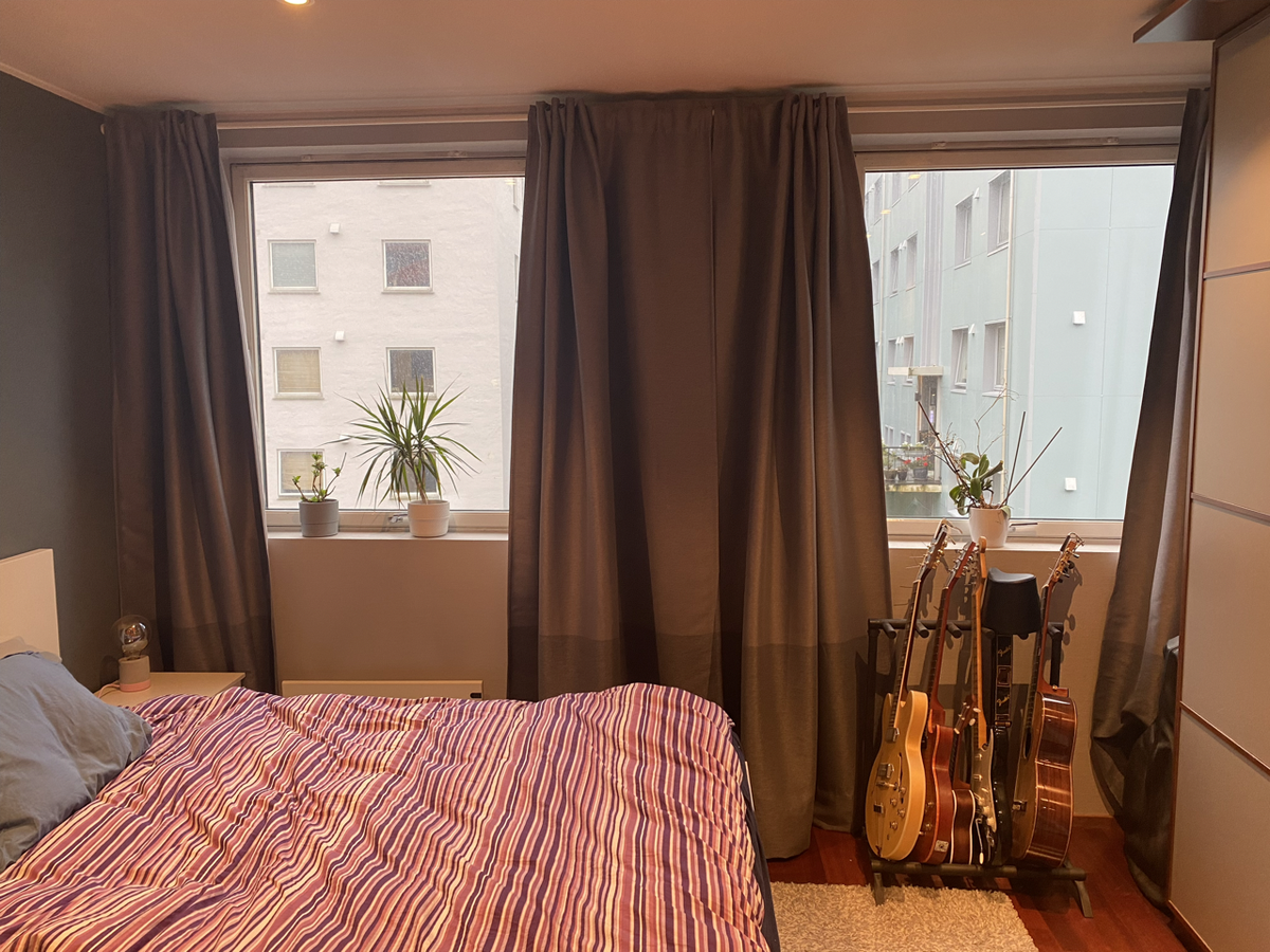 Soverommet vender mot stille og rolig bakgård. Store vinduer gir godt lysinnslipp. Galleribilde