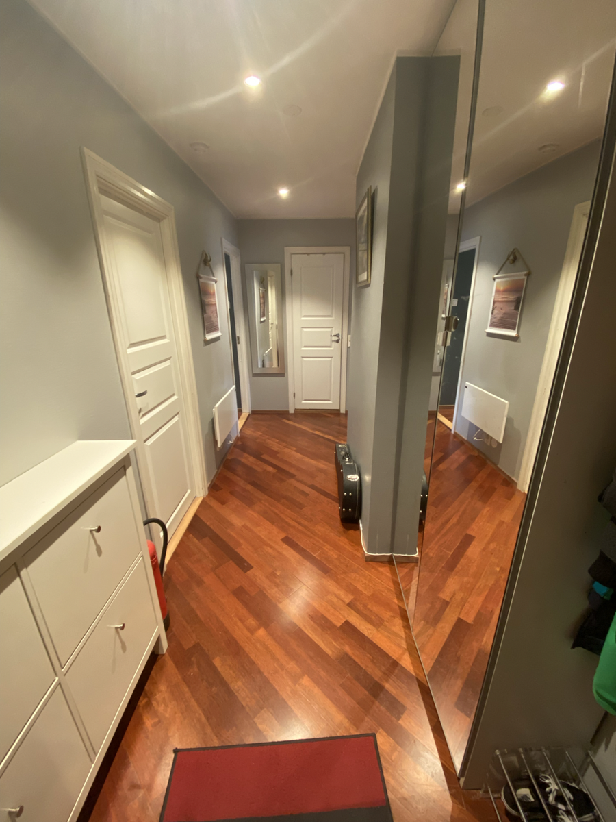 Gang med speilskap og oppheng for klær & sko Galleribilde