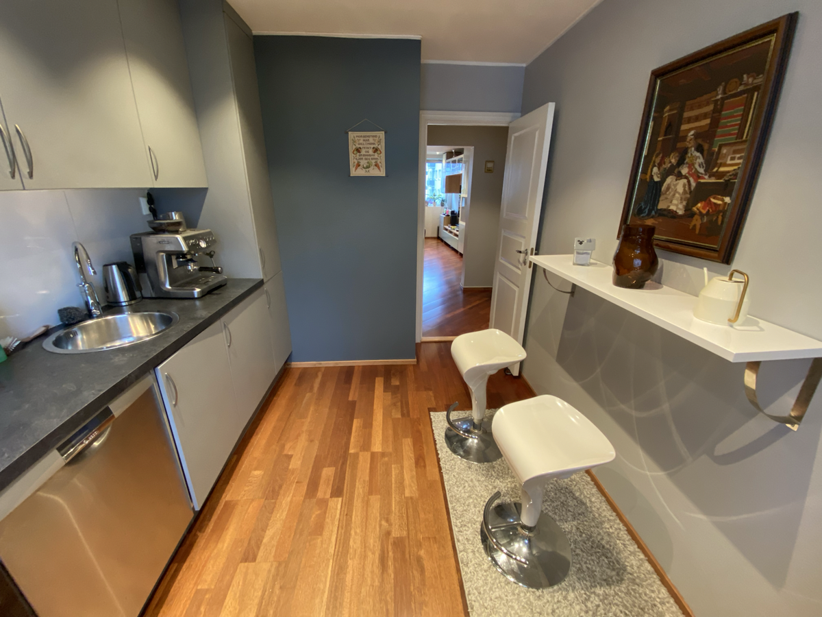 Benk m/ to barstoler Galleribilde