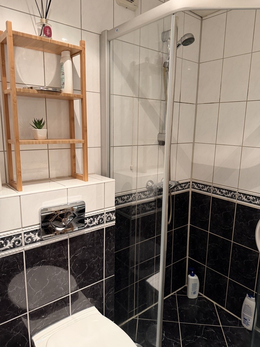 Fin og god dusj med god plass Galleribilde