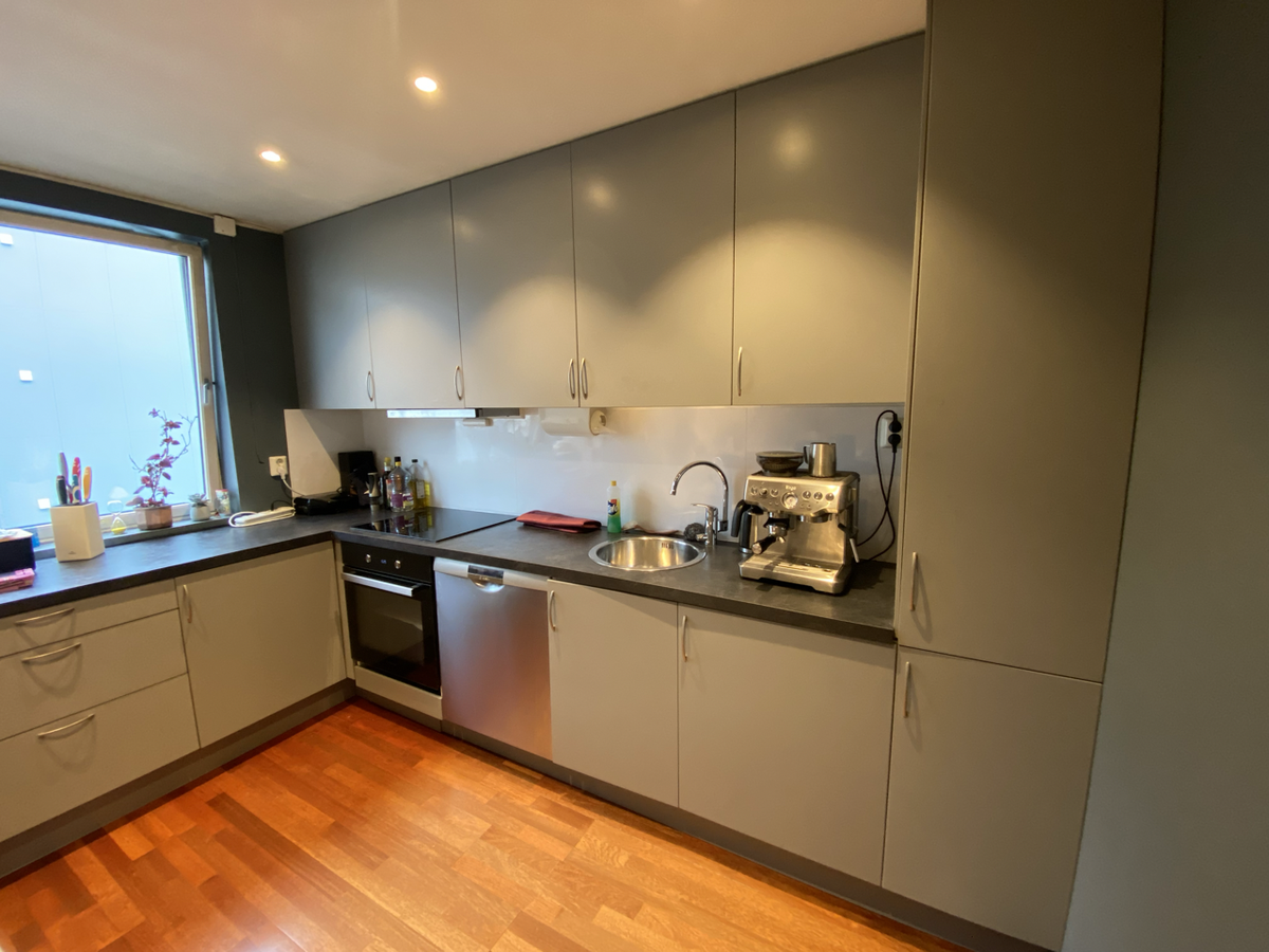 Eget rom for kjøkken med god benkeplass og moderne hvitevarer Galleribilde