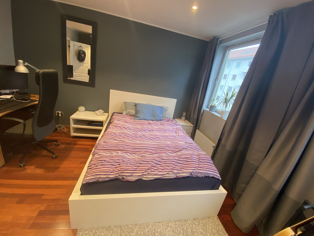 Stort soverom med plass til pult for hjemmekontor Galleribilde