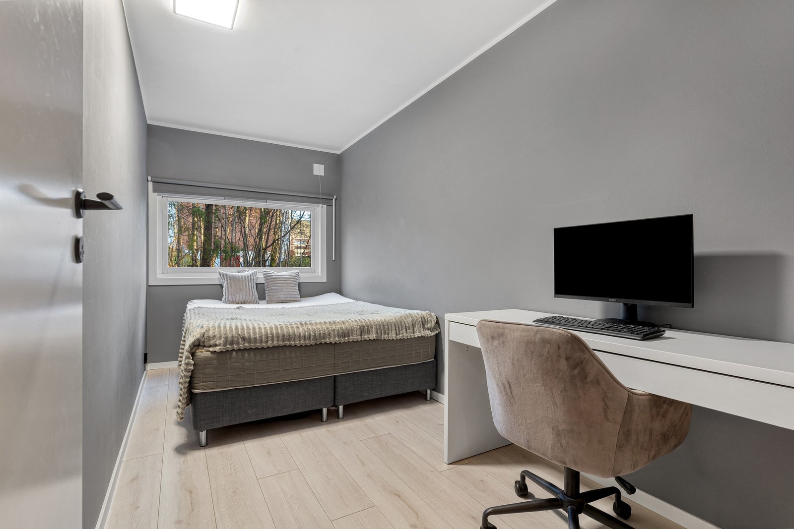 Soverom 2 med god plass til seng og kontor bord Galleribilde