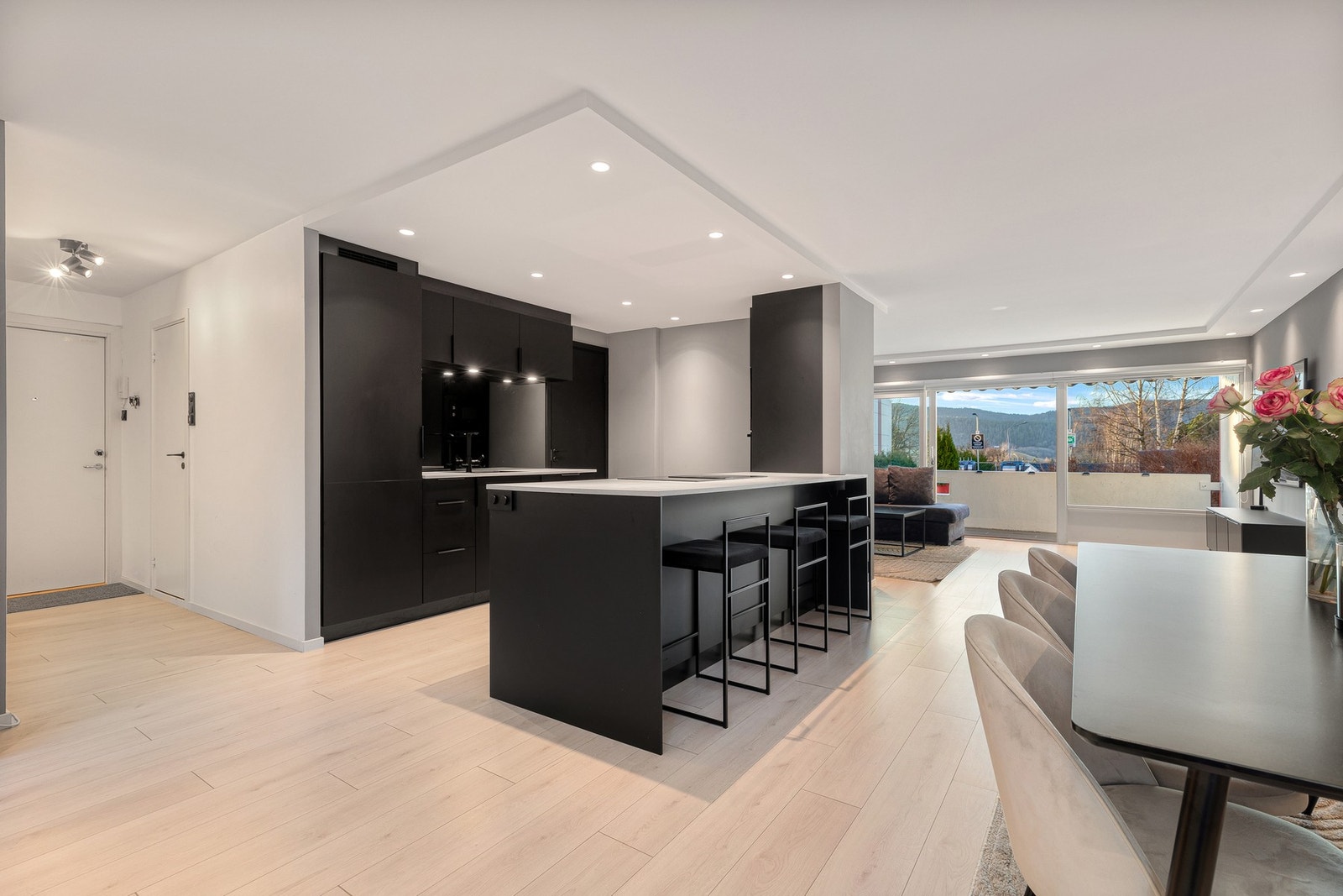 Den åpne løsningen fører til at leiligheten blir meget lys Galleribilde