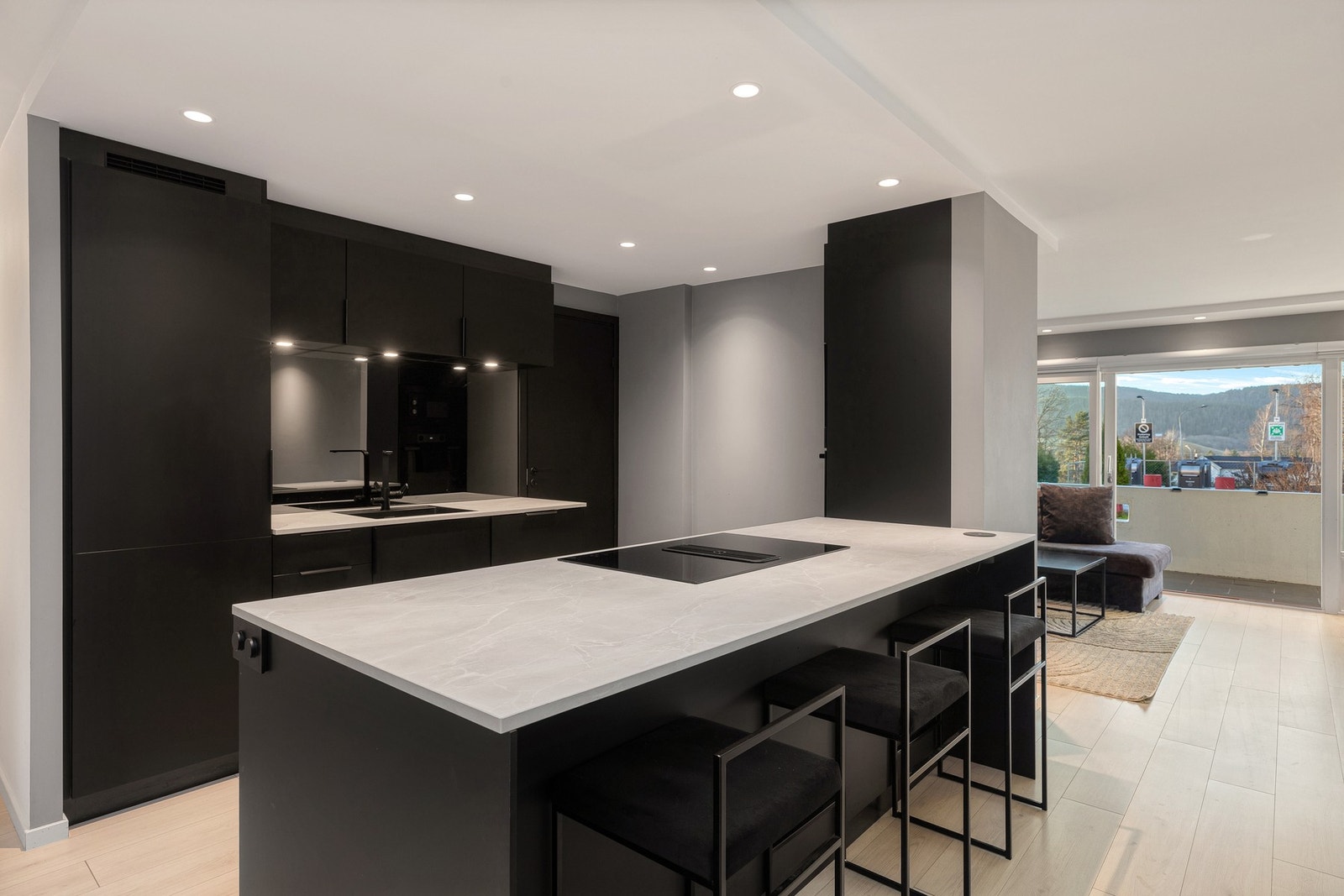 Leiligheten holder en god standard, og har åpen stue -og kjøkkenløsning Galleribilde