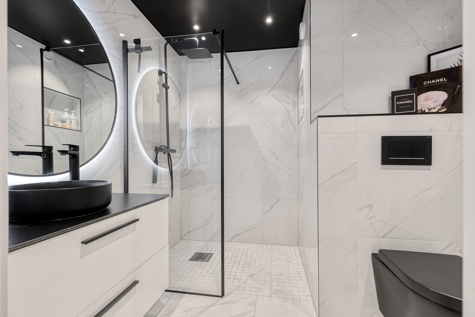 Moderne bad fra 2023 med vegghengt toalett og dusjhjørne Galleribilde