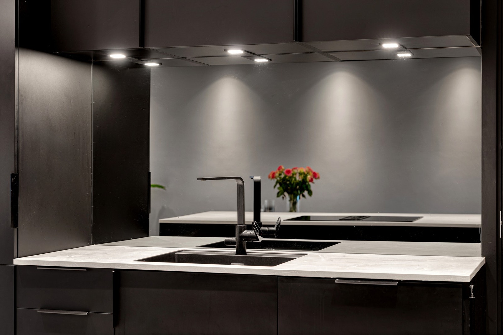 Stilrent kjøkken med integrerte hvitevarer og god benkeplass Galleribilde