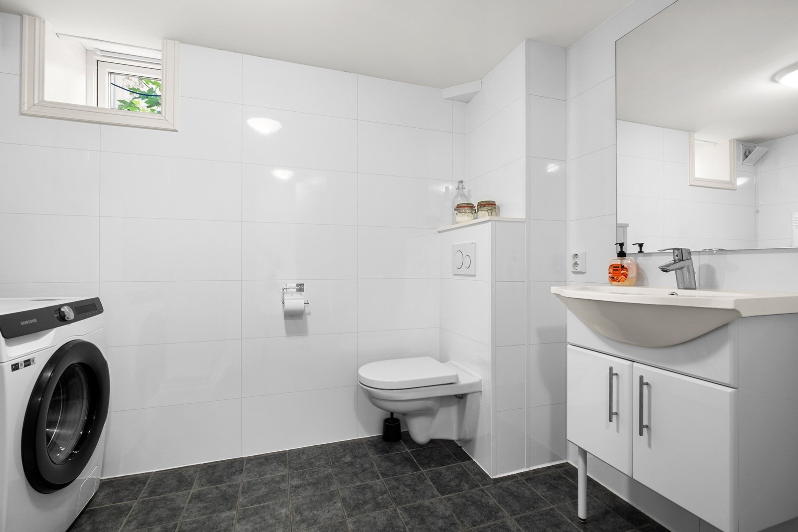 Romslig bad på 4,8 kvm. Galleribilde