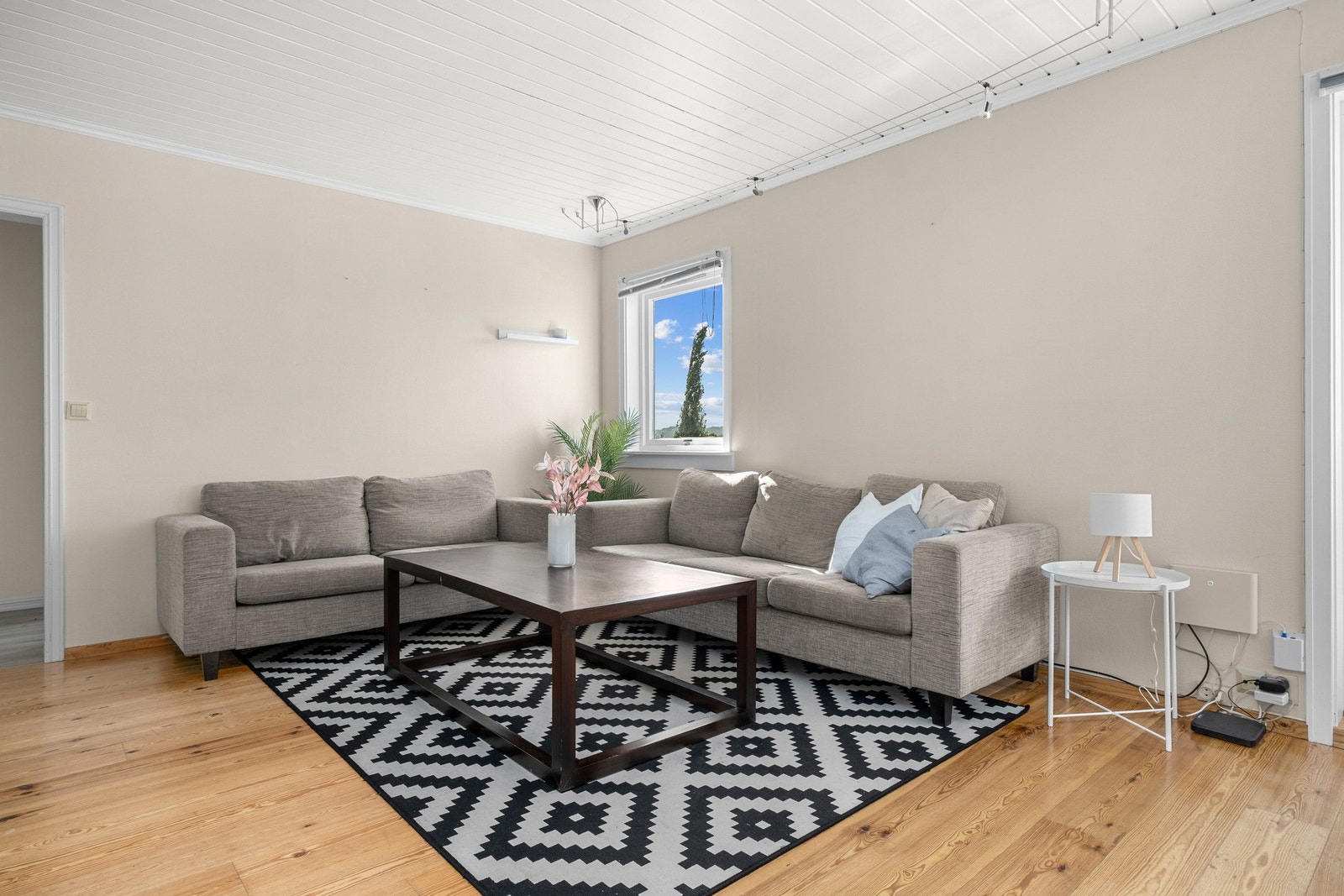 Romslig stue/kjøkken 27,7 kvm. Galleribilde