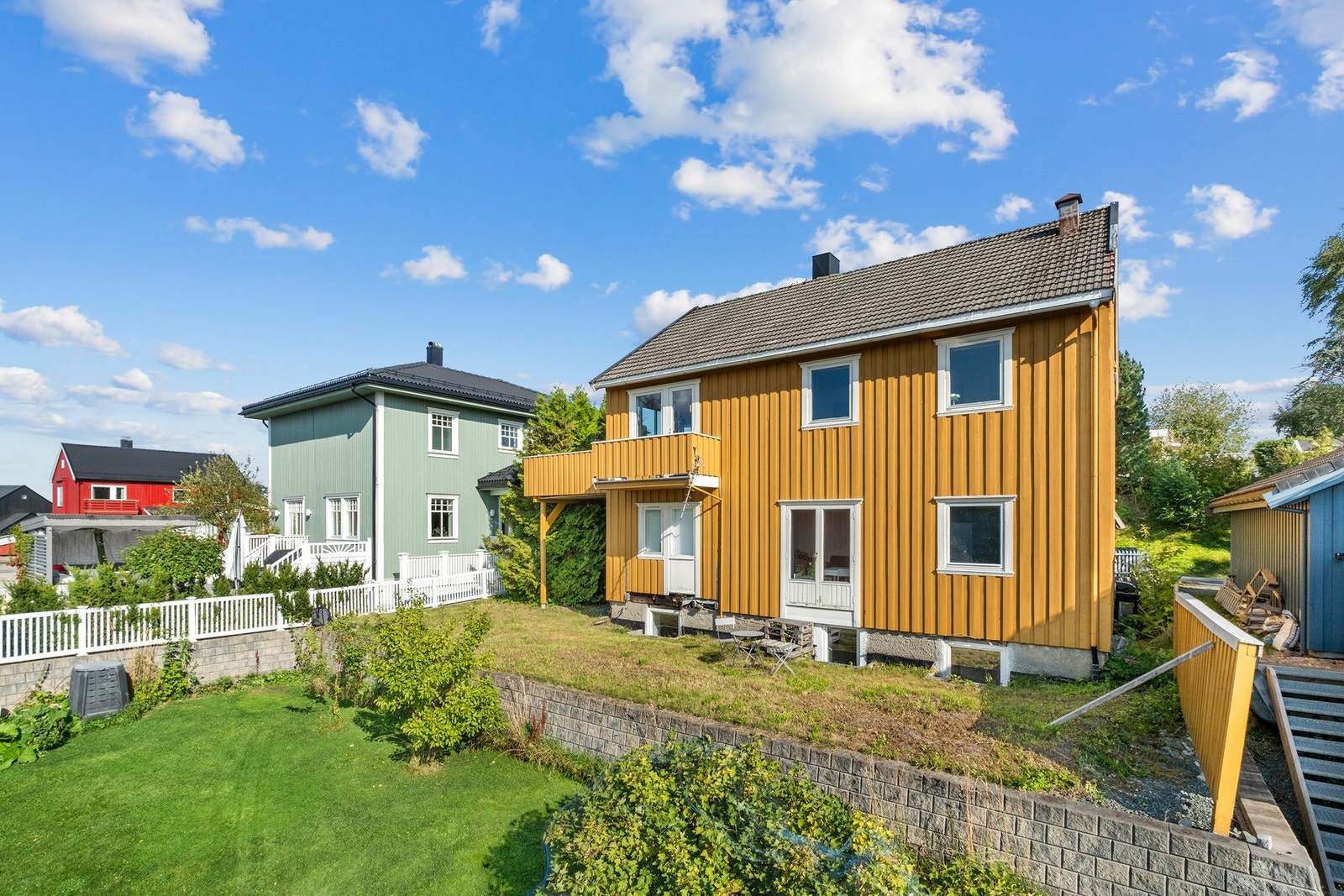 Eiendommen har ypperlige solforhold som nytes til det fulle i sommerhalvåret. Galleribilde