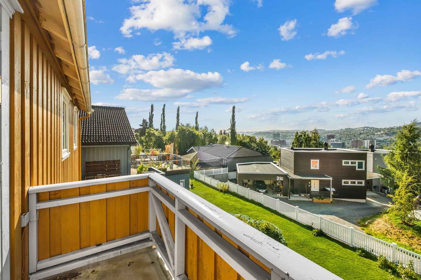 Fra stuen er det direkte utgang til veranda som vender ut mot hagetomten.. Galleribilde