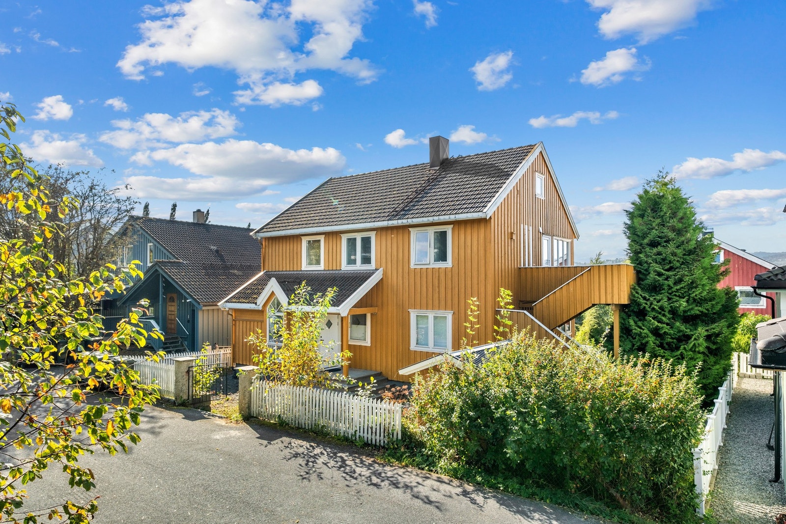 Eiendommen har flere muligheter da den har hele 10 soverom, 3 stuer, 3 kjøkken og 3 bad. Galleribilde