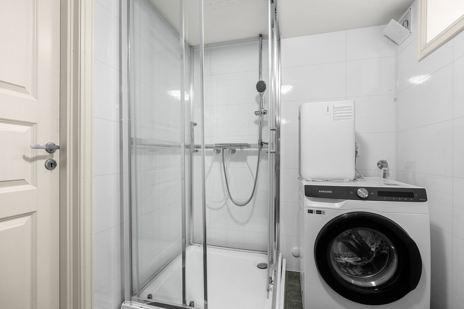 Baderommet er godt utstyrt med varme i gulv, opplegg for vaskemaskin, servant, klosett og dusjkabinett. Galleribilde