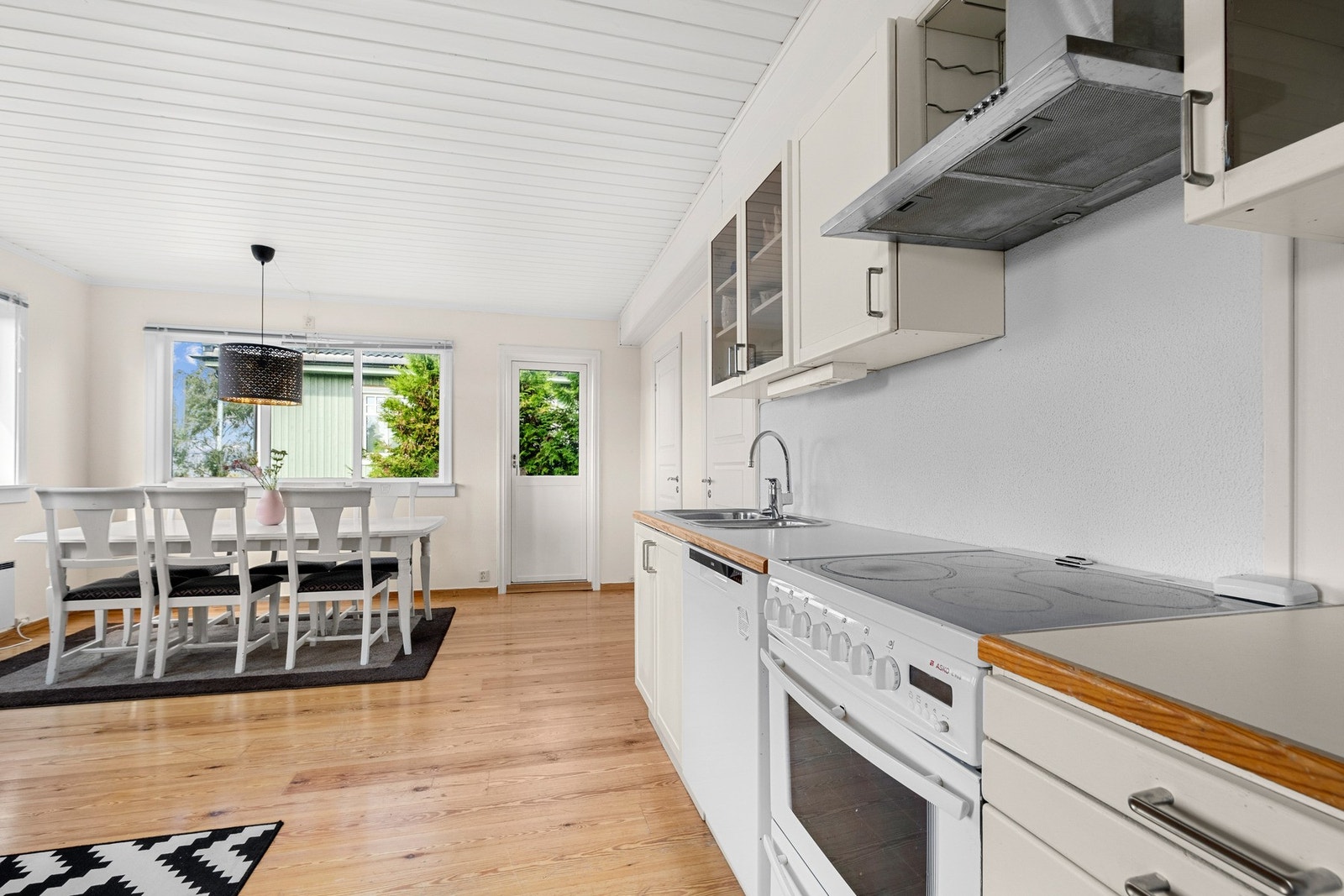 Rikelig med skap og benkeplass på kjøkken. Galleribilde