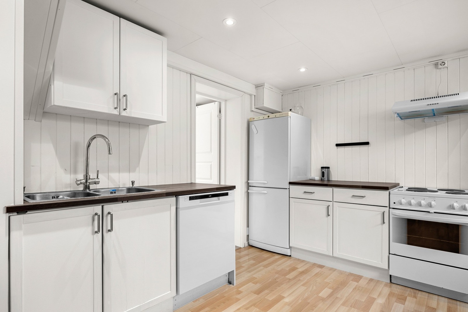 Rikelig med skap og benkeplass på kjøkken. Galleribilde