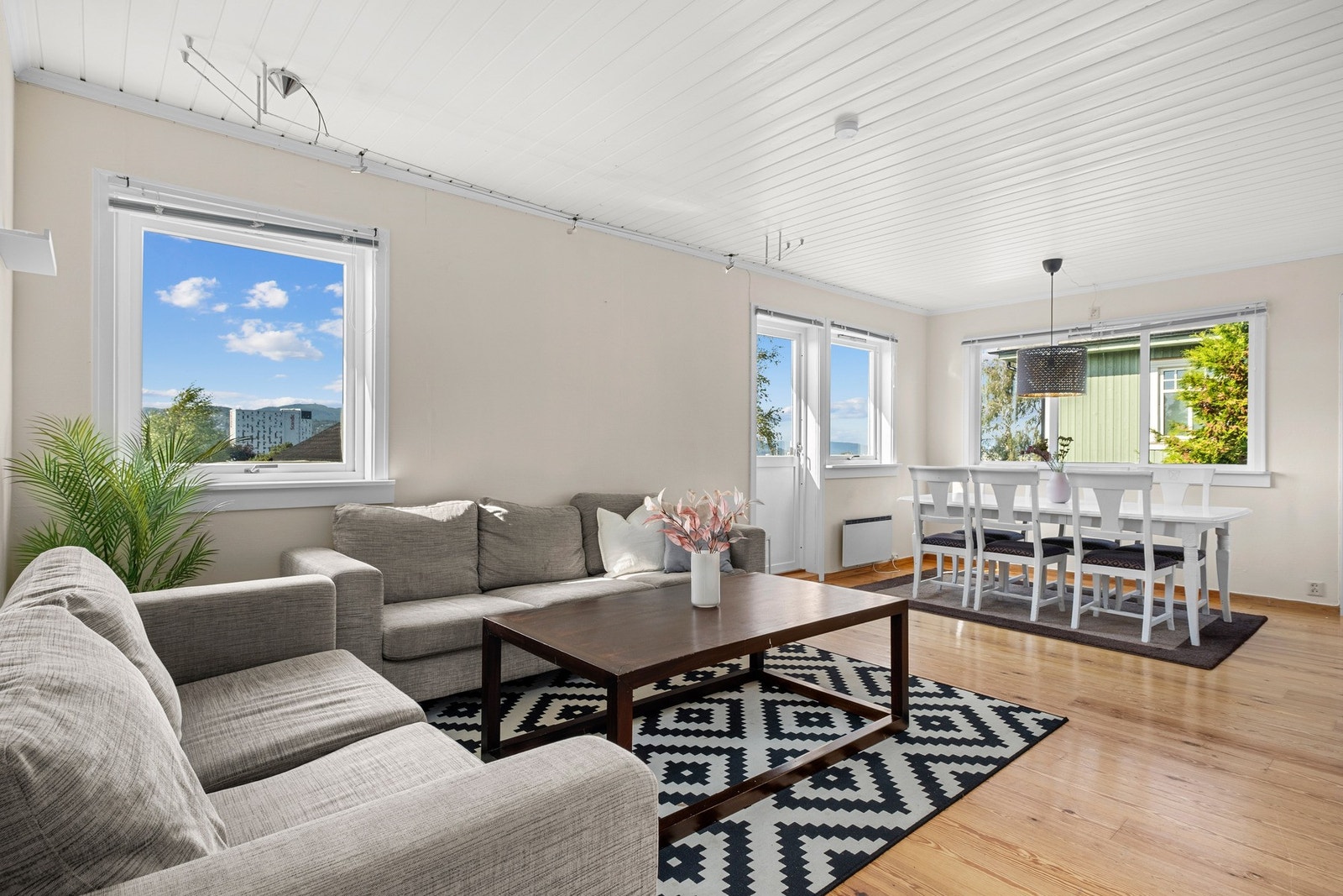 Stuen har flere vinduer som slipper inn mye naturlig lys. Galleribilde