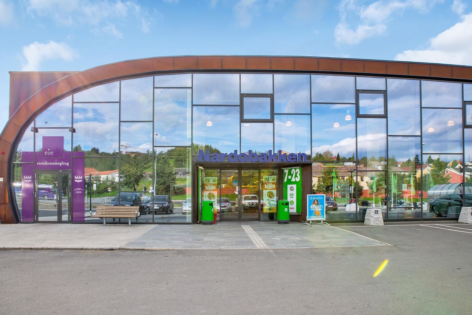 Et par minutter unna finner du Kiwi, apotek, frisør og solstudio m.m. Galleribilde