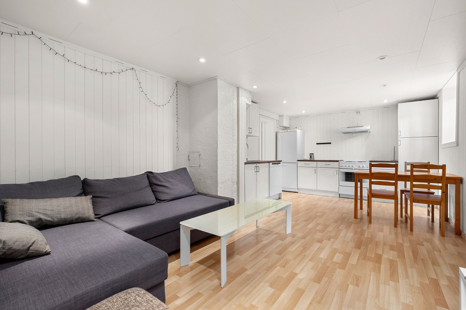 Åpen stue/kjøkkenløsning gir rommet en luftig følelse. Galleribilde