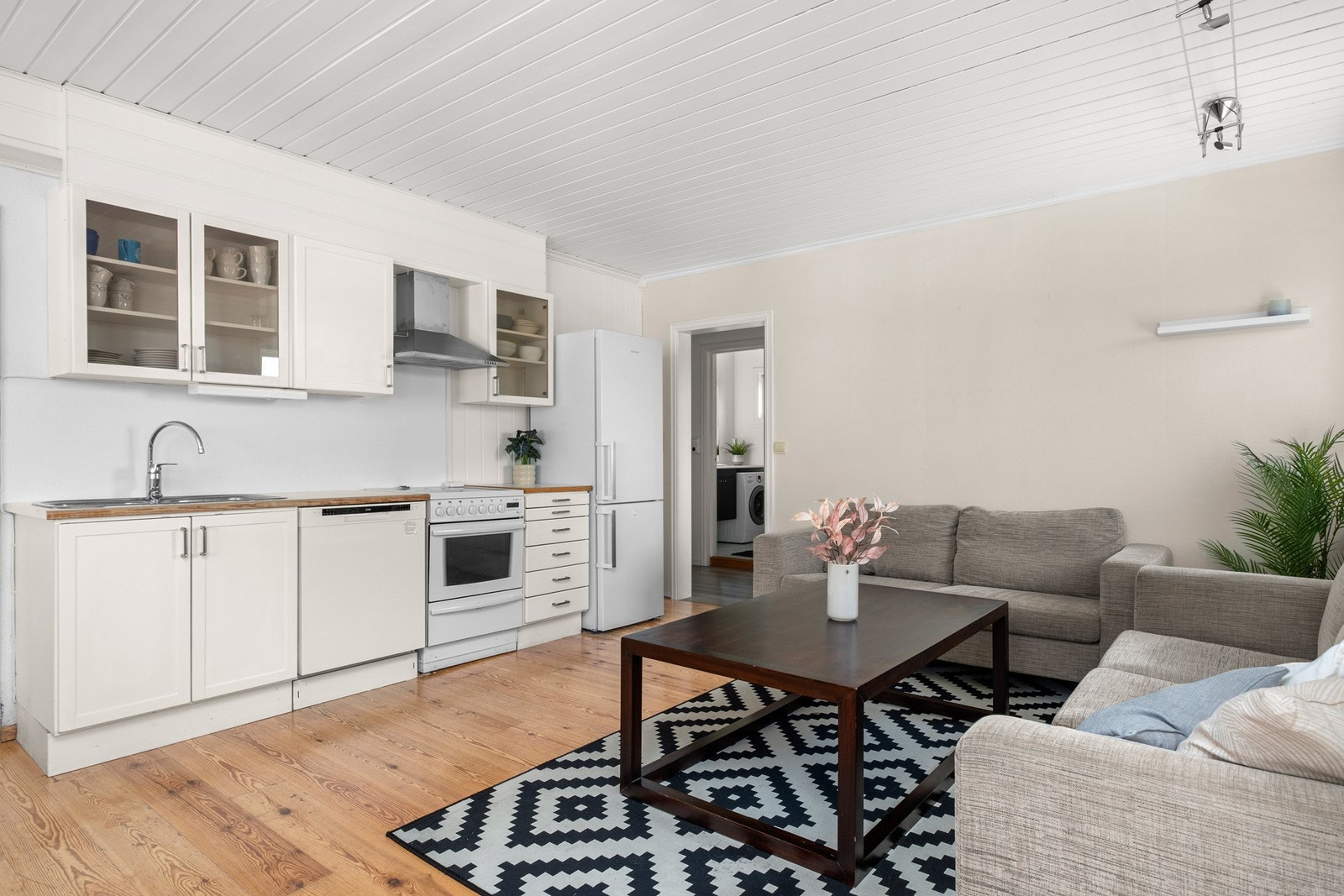 Boligen er malt i lyse farger som gir et lyst og luftig uttrykk . Galleribilde