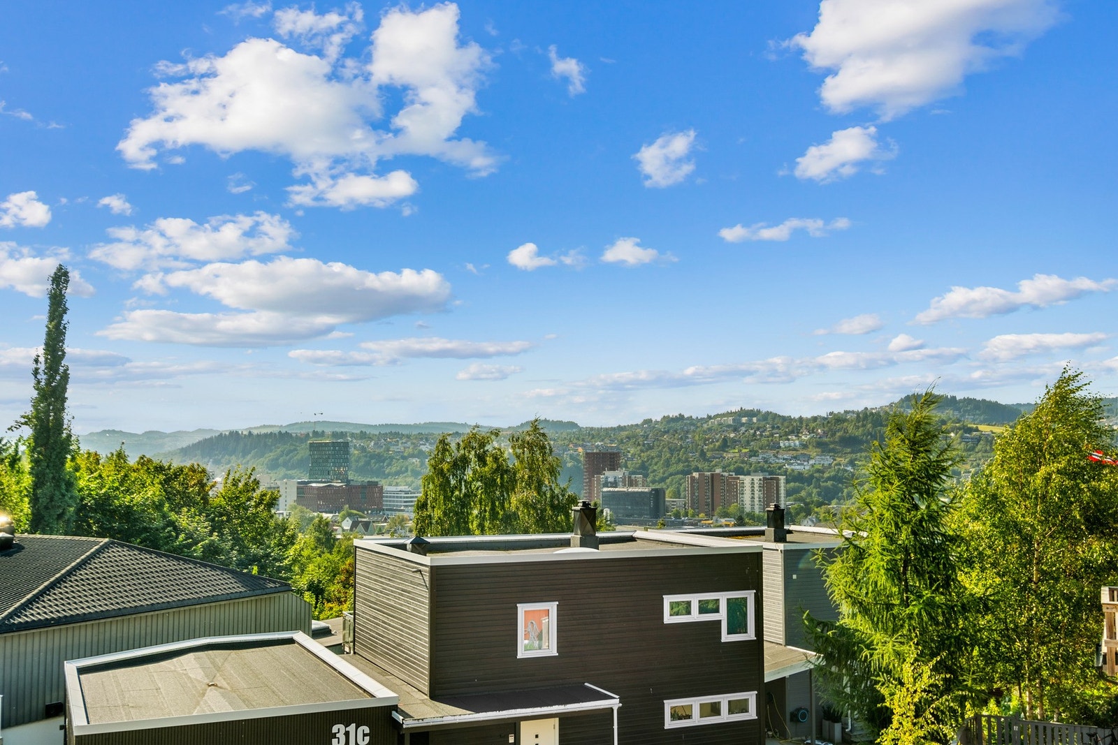 Nabolaget oppleves som rolig og trygt med gode oppvekstvilkår. Galleribilde