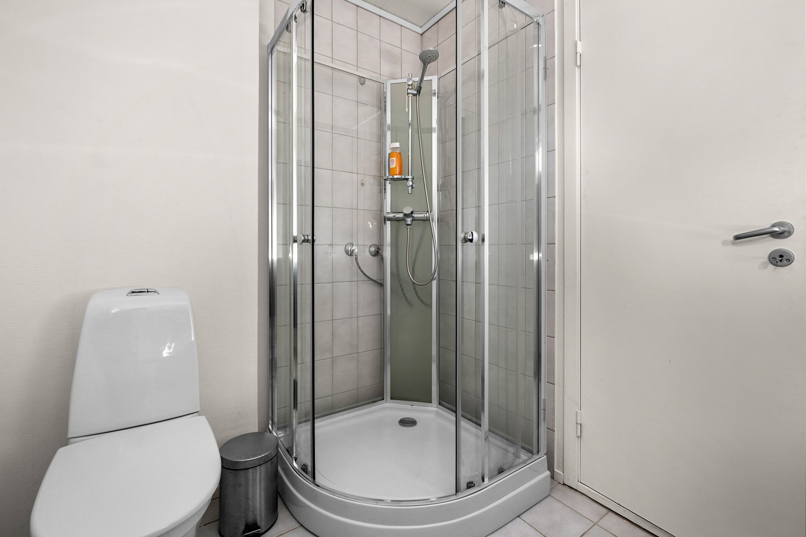 Baderommet er godt utstyrt med varme i gulv, opplegg for vaskemaskin, servant, klosett og dusjkabinett. Galleribilde