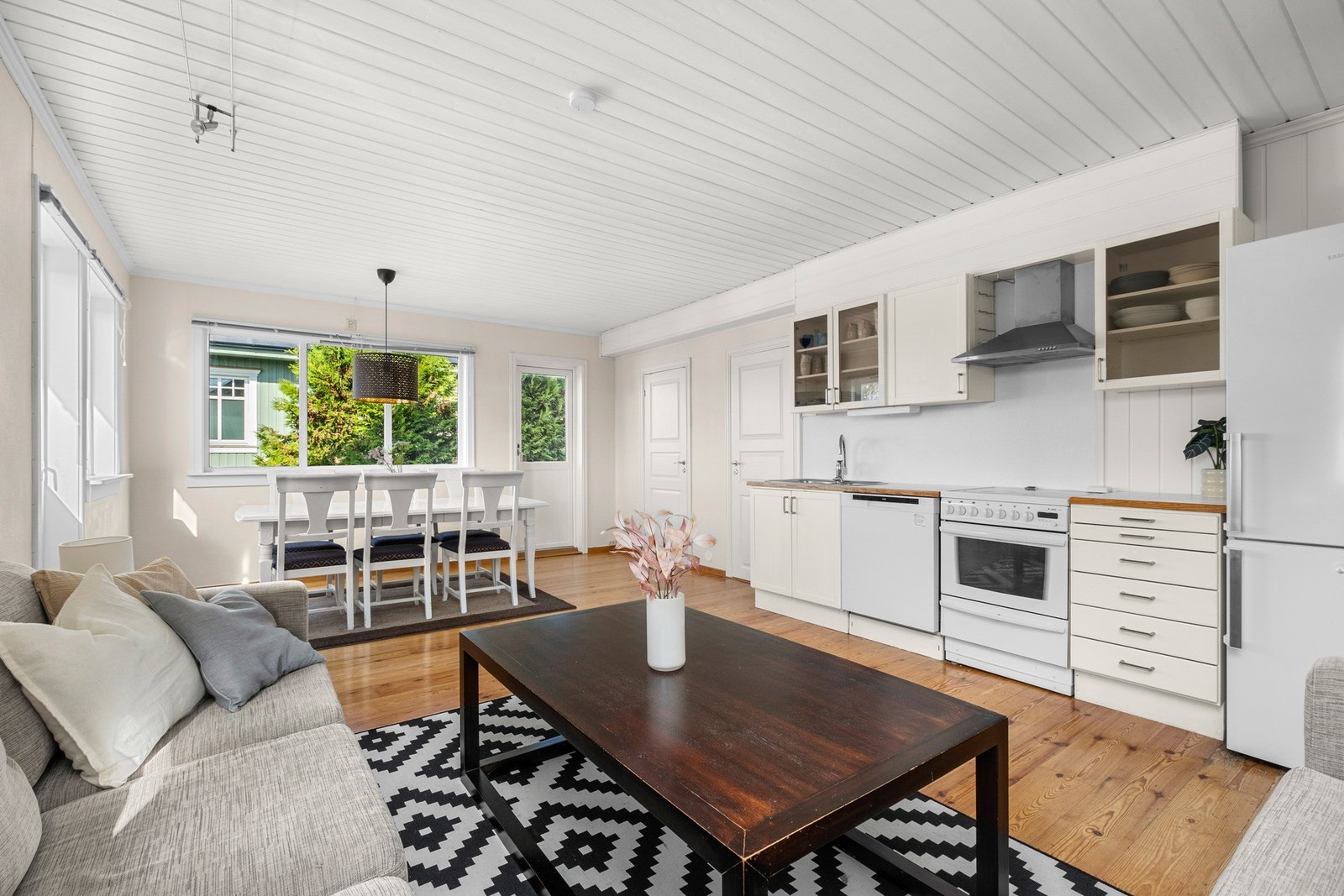 Stuen har en god planløsning som er lett å innrede. Galleribilde