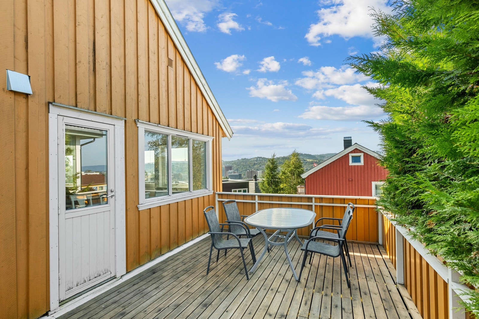 Terrassen har god plass til ønsket utemøblement. Galleribilde