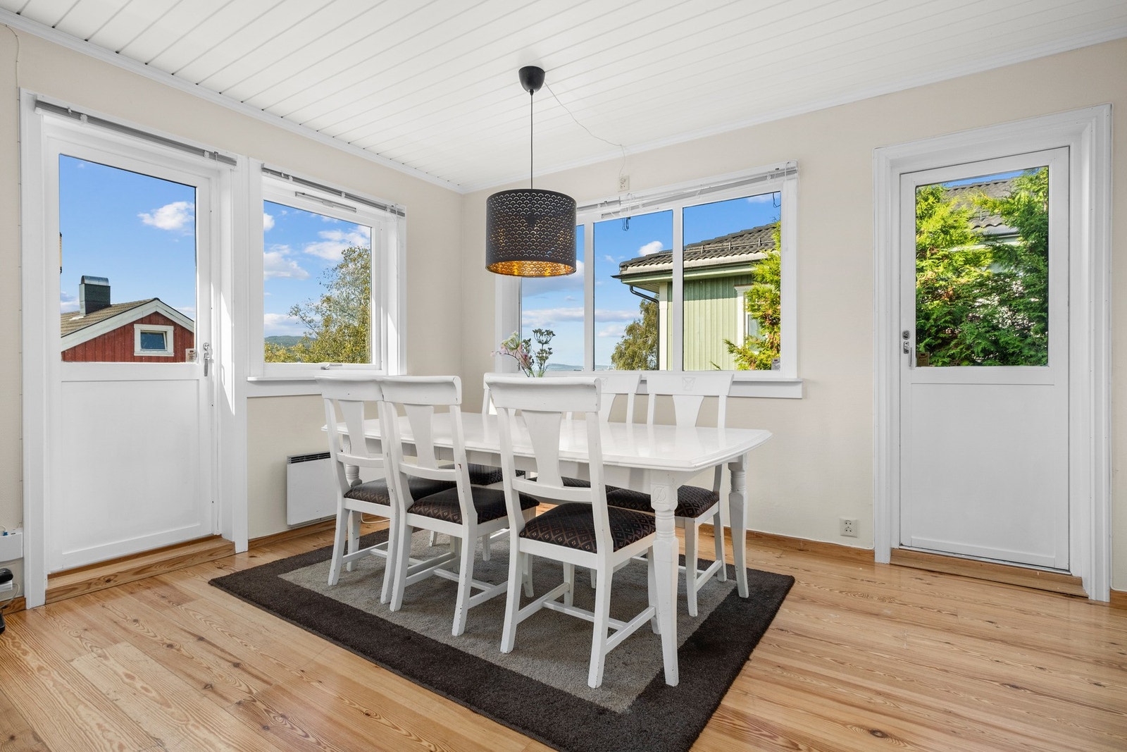 Spisestuen finner sin naturlige plass mellom stuen og kjøkkenet. Galleribilde