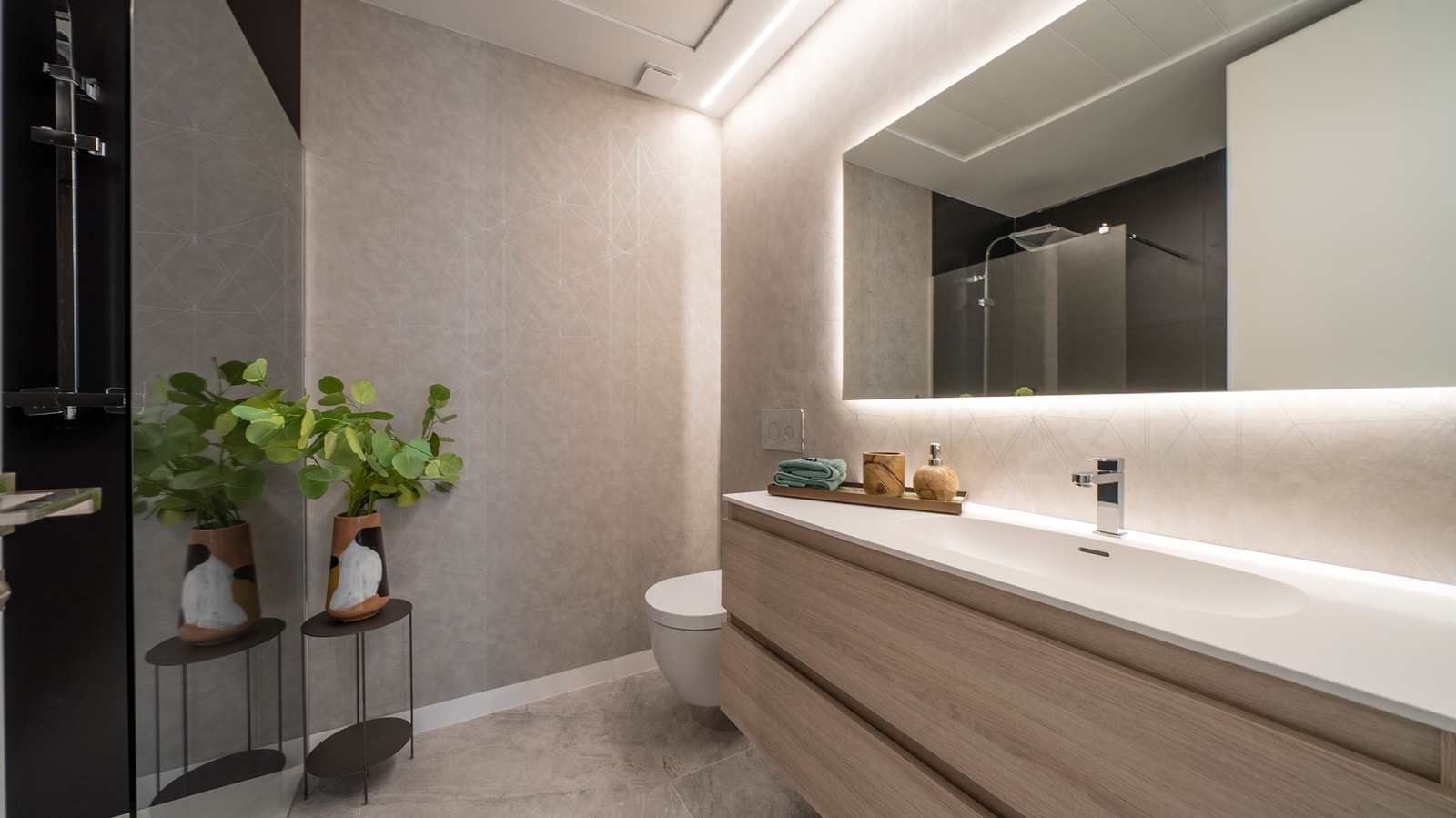 Den mann er virkelig musikalsk som, når han hører kvinnesang fra badet, legger øret til nøkkelhullet. Galleribilde