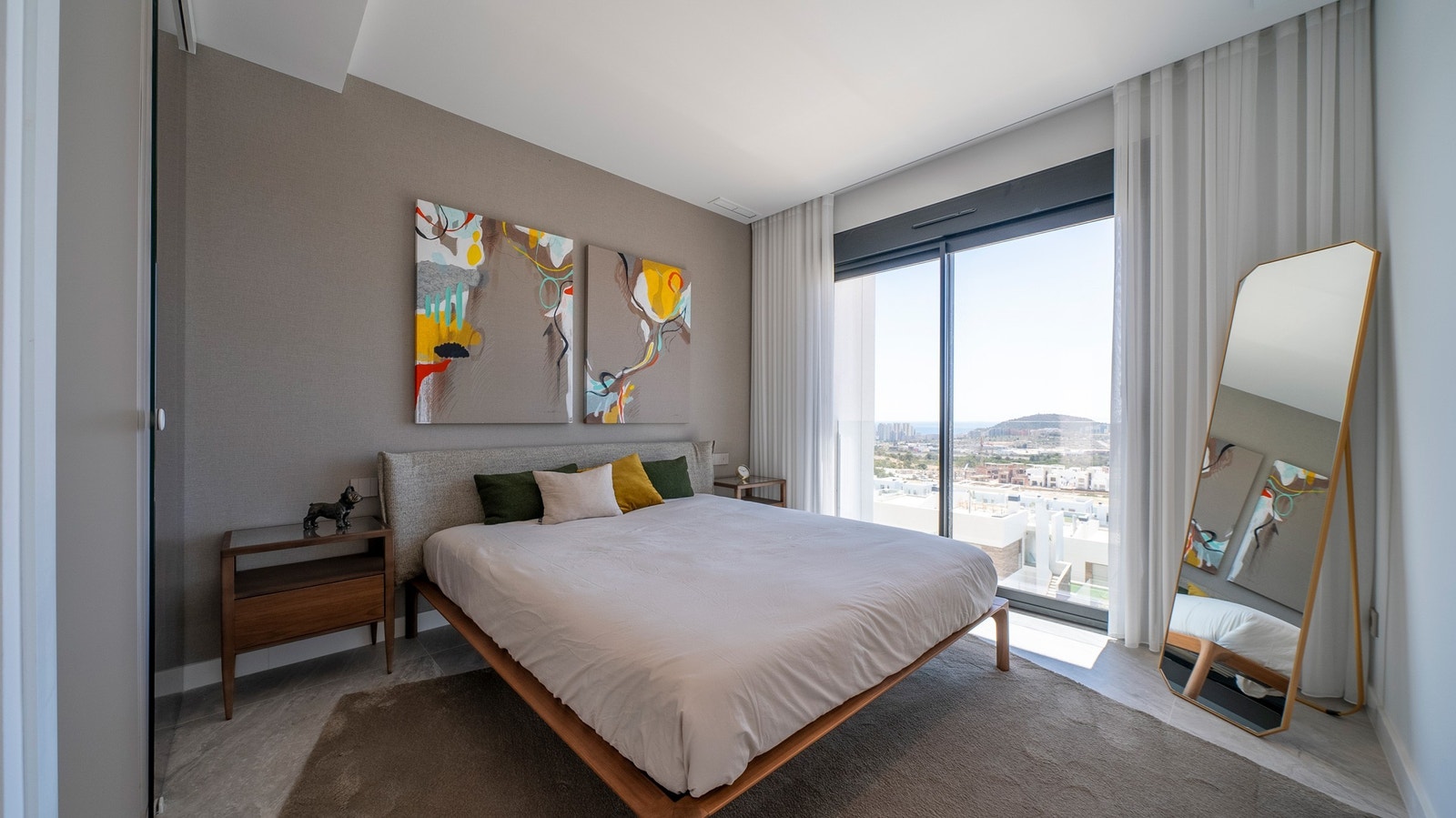 Dette er ett av to soverom i 2. etg. Begge har egne bad og terrasse Galleribilde