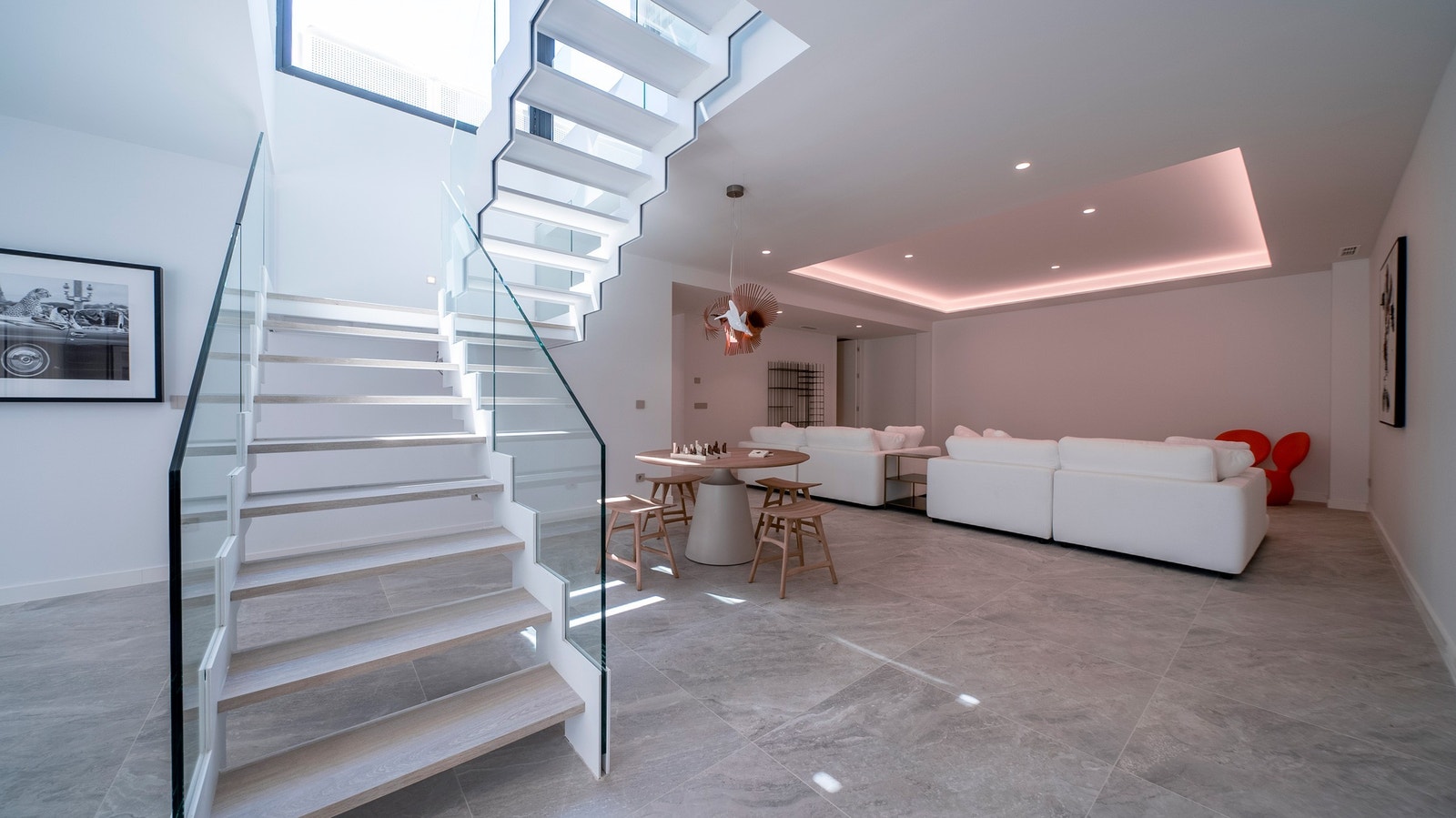 Luftig trapp ned til verdens fineste underetasje. Her har du garantert ingen kjellerfølelse. Galleribilde