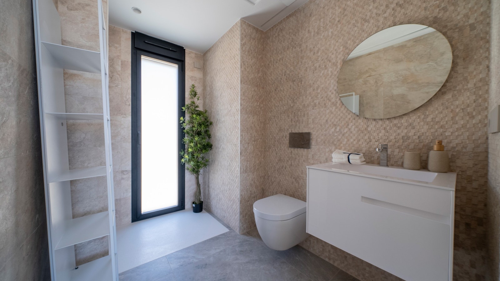 Det er 17 stk av disse villaene som vil bli en lukket urbanisasjon med automatisk portåpner. Galleribilde