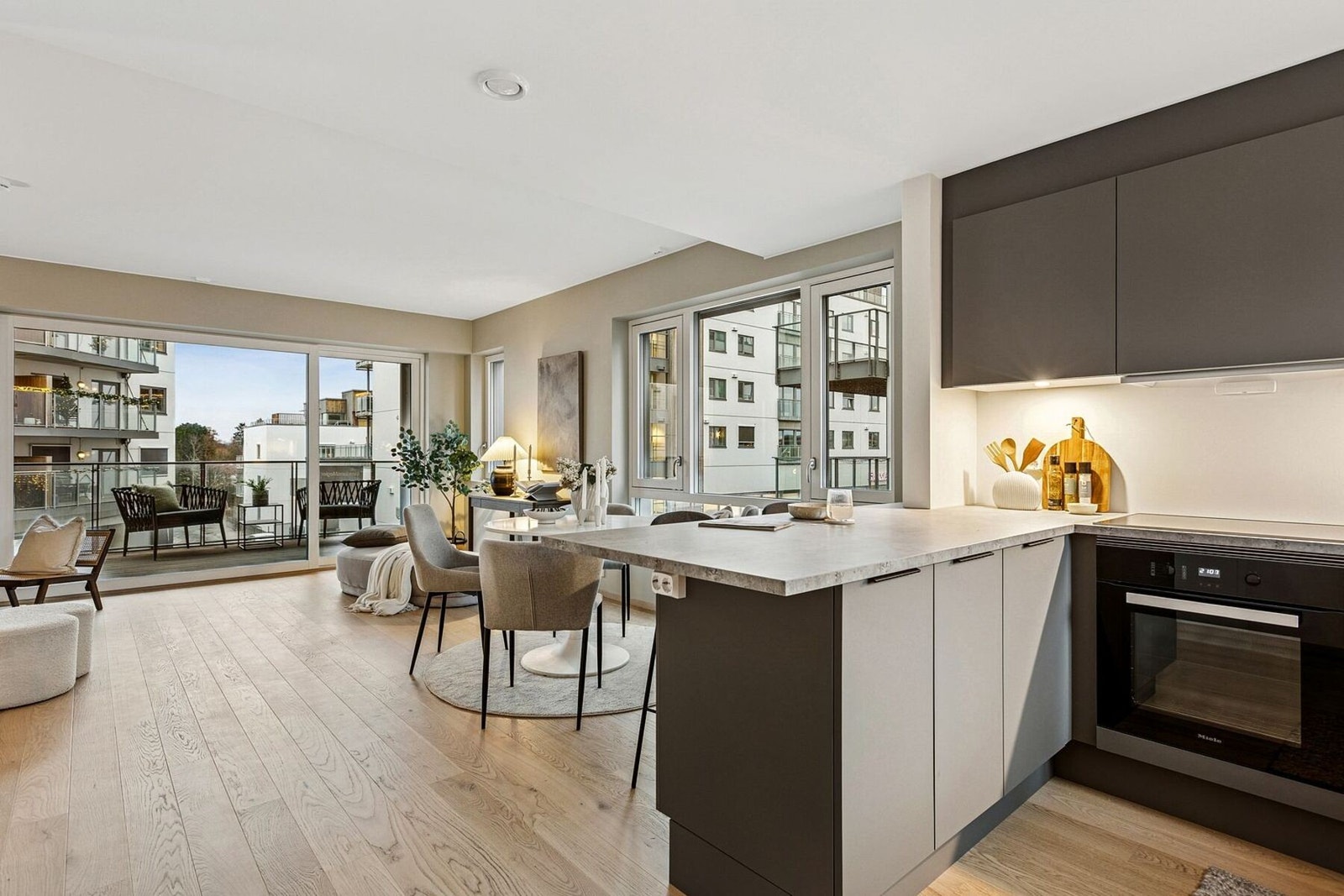 Oppgradert HTH kjøkken med gode kvaliteter. Hyggelig vindu over kjøkkenbenk med utsikt mot takhagen. Galleribilde