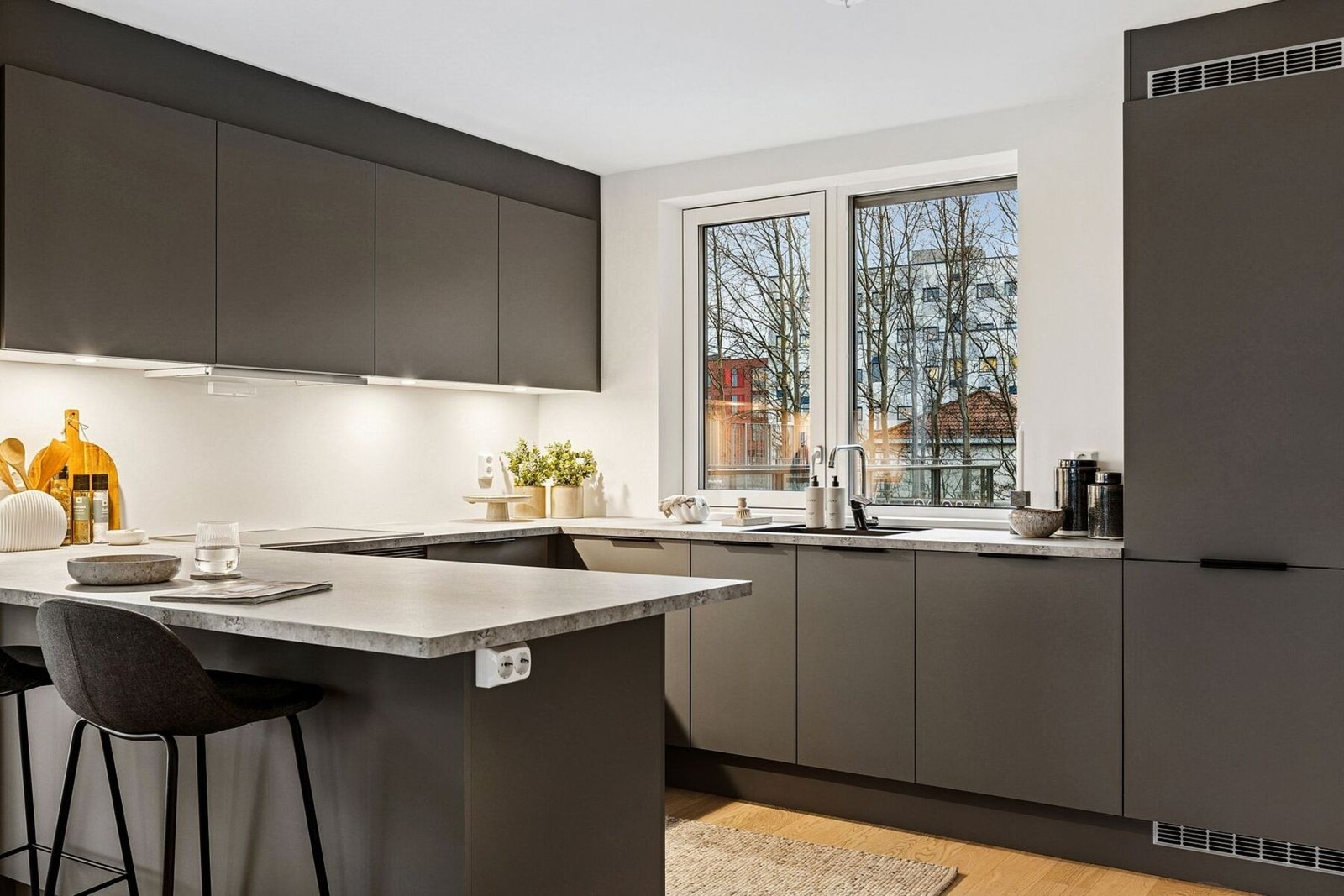 Hjørneleilighet med gjennomlys og moderne løsninger. Oppgradert kjøkken fra HTH. Galleribilde