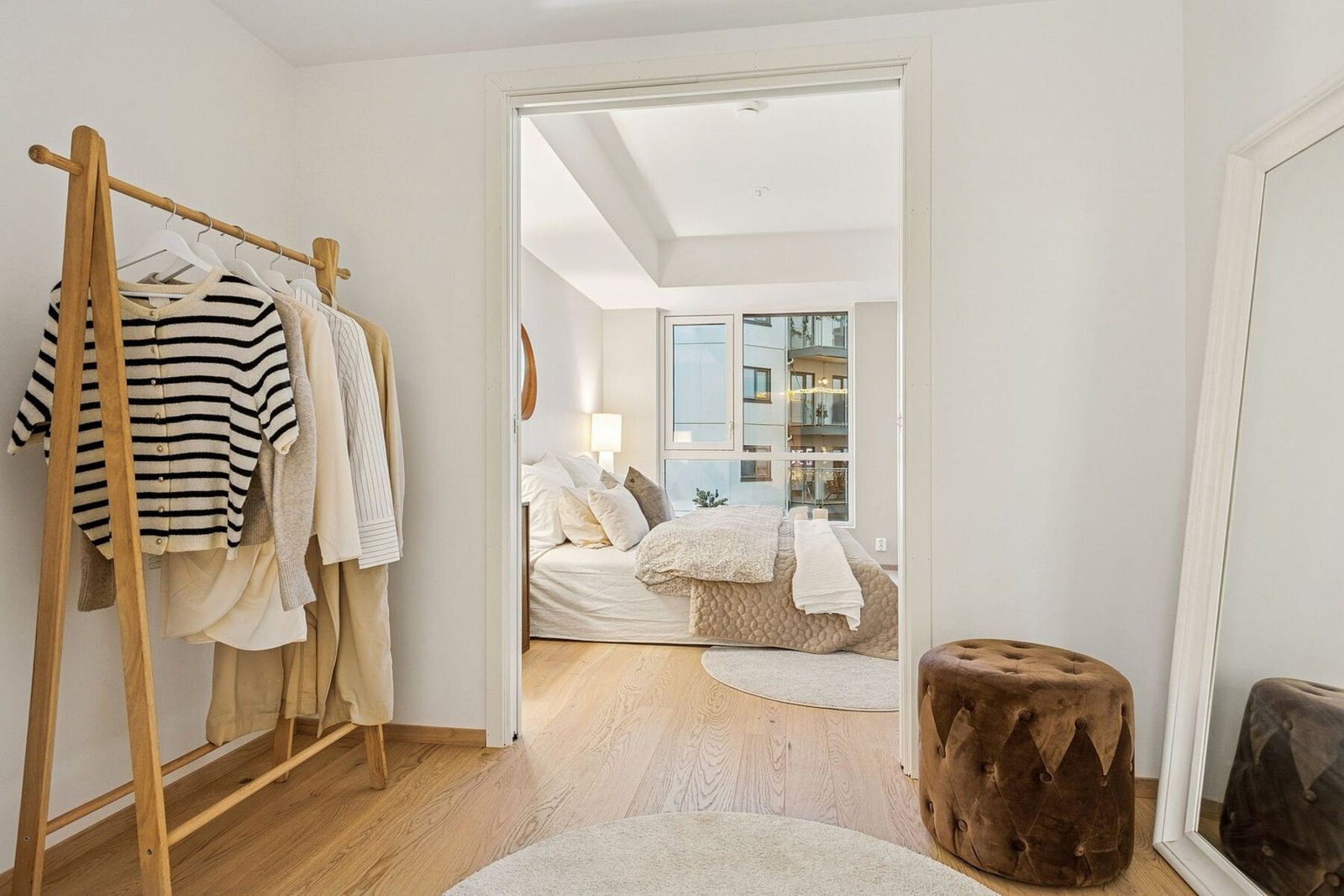 Omkledningsrom med gode oppbevaringsmuligheter. Galleribilde