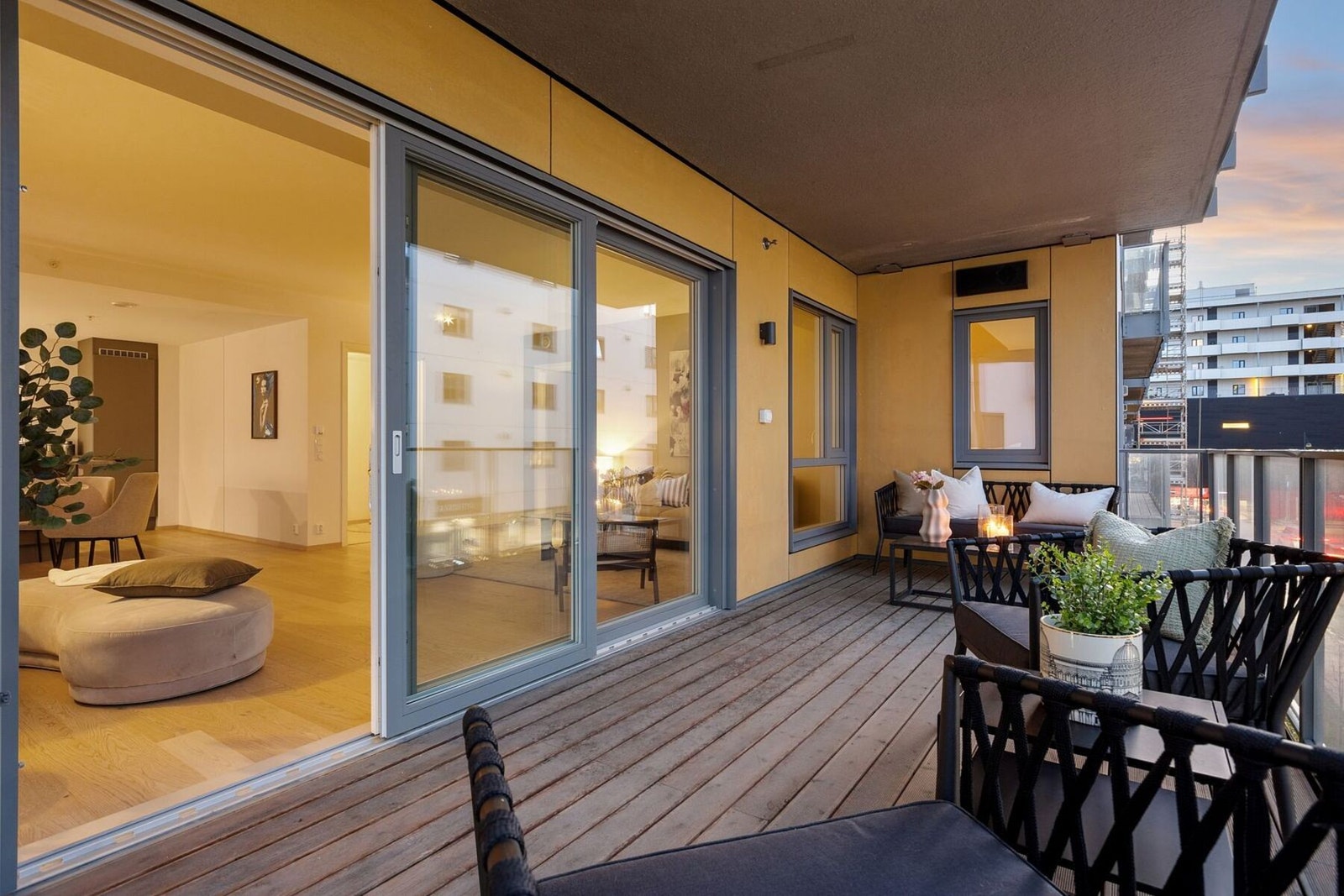 Vestvendt balkong med tak og god plass til møblering. Balkongen er på 17,4 kvm Galleribilde