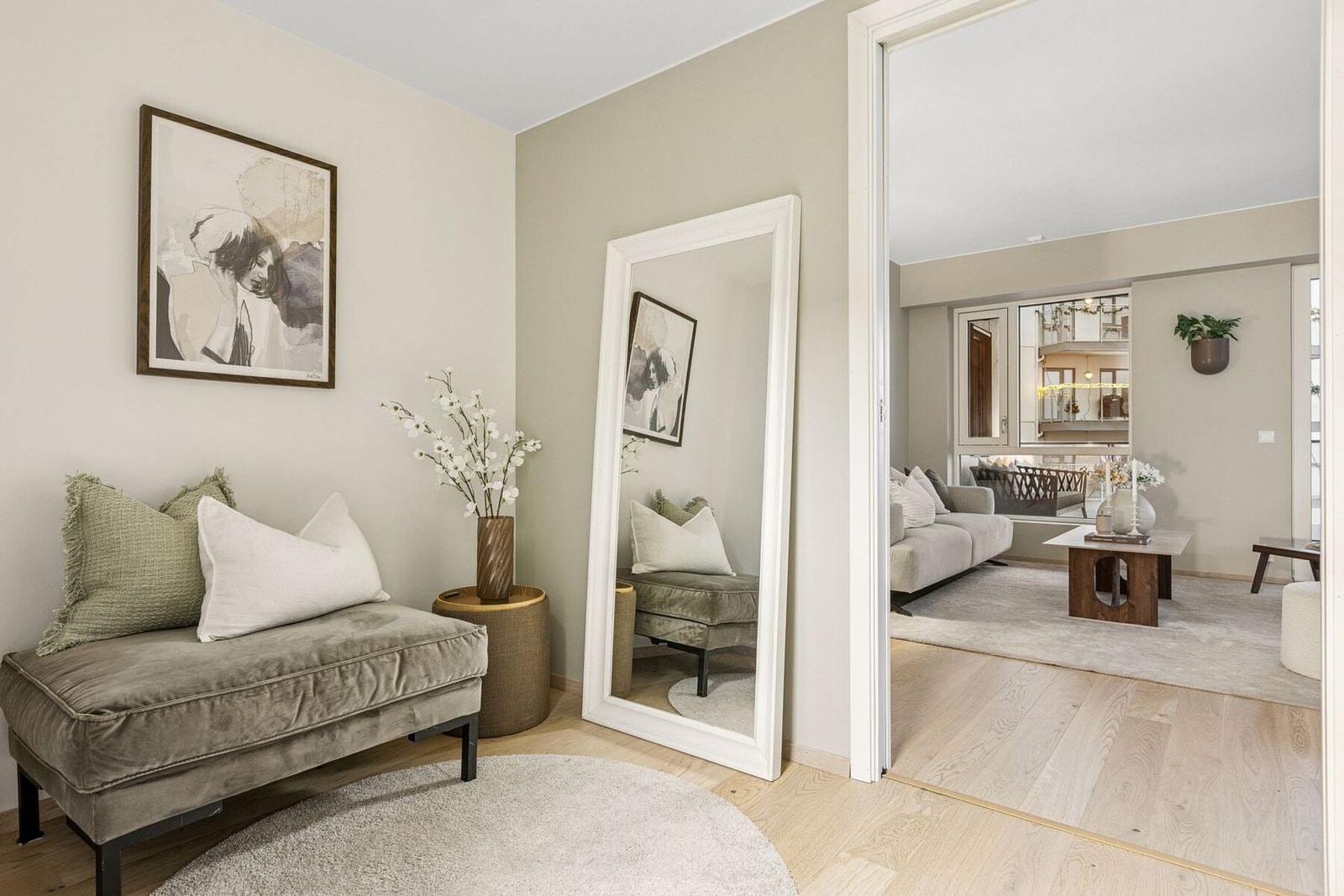 Romslig entrè hvor man kan etablere gode oppbevaringsløsninger. Galleribilde