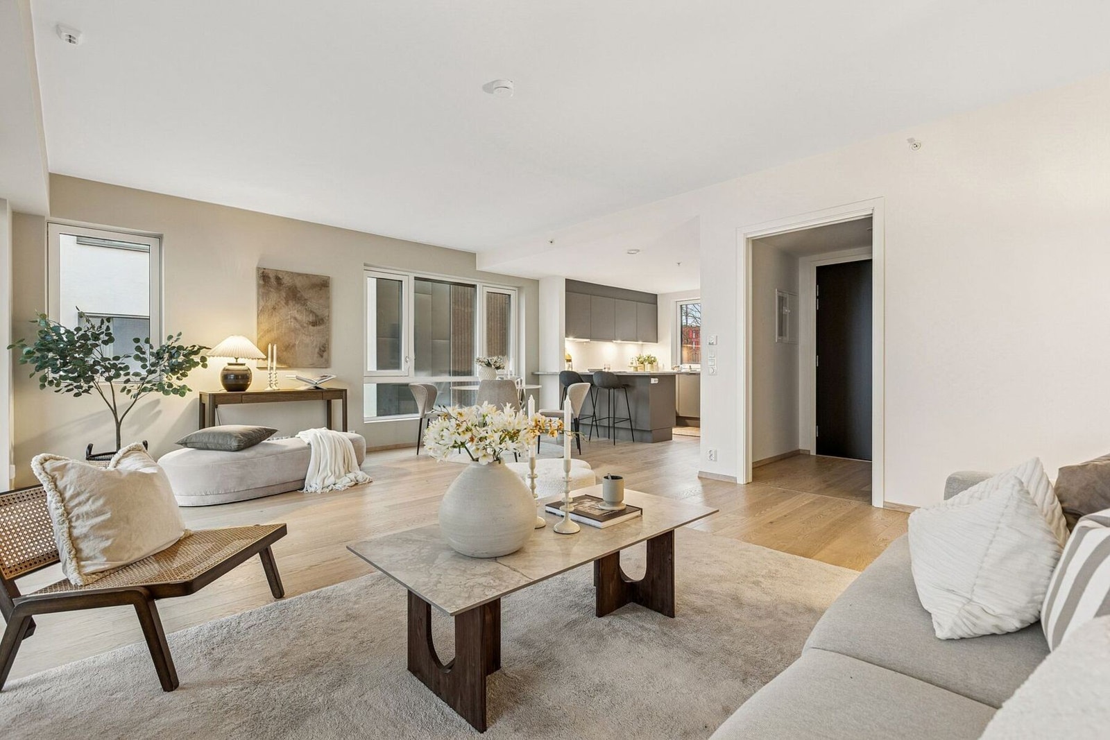 Gode møbleringsmuligheter med plass til spisestue og en romslig og hyggelig sofakrok. Galleribilde