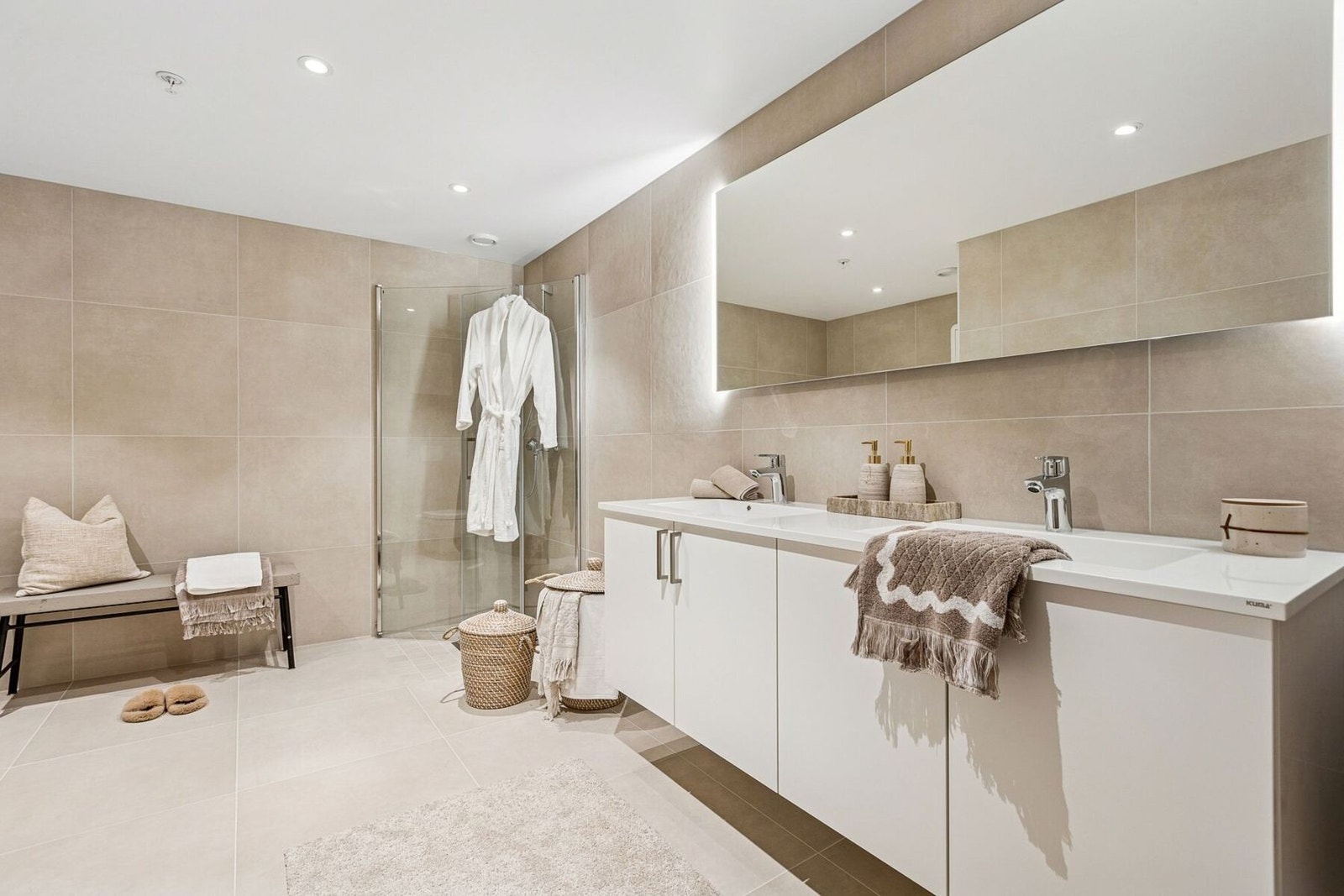 Hovedbadet er på hele 9,1 kvm og har flotte 60x60 fliser på gulv og vegger. Galleribilde