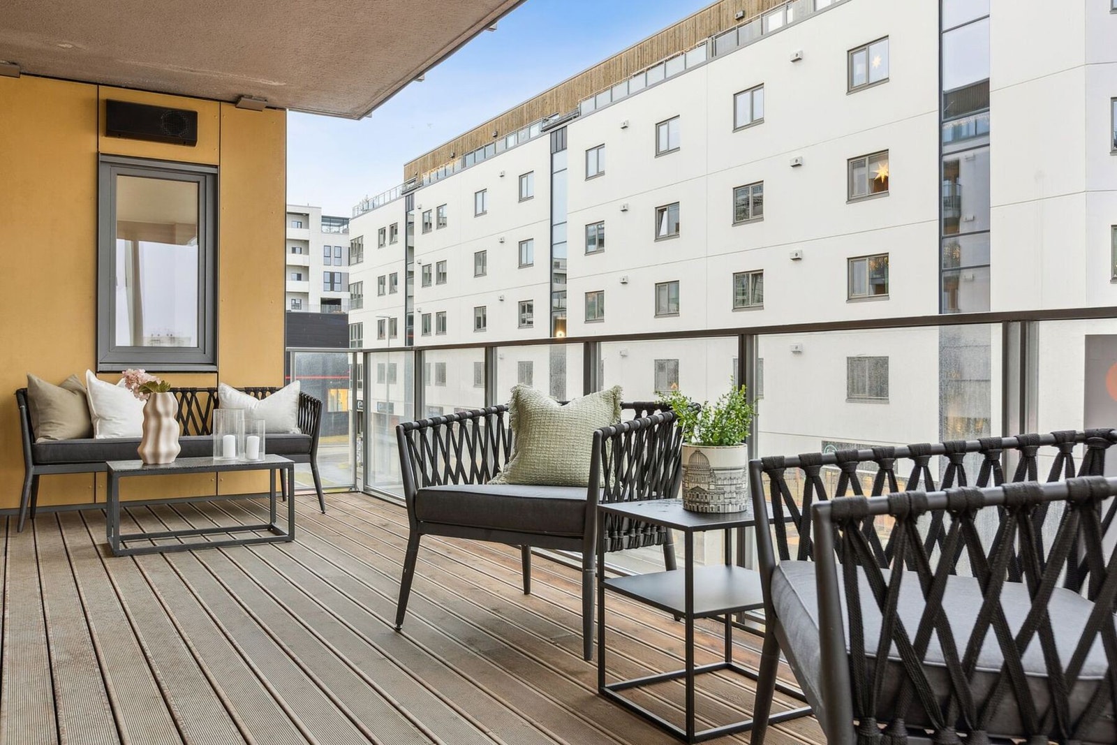 Vestvendt balkong. Her er det god plass til større sittegrupper og annet ønsket møblement Galleribilde