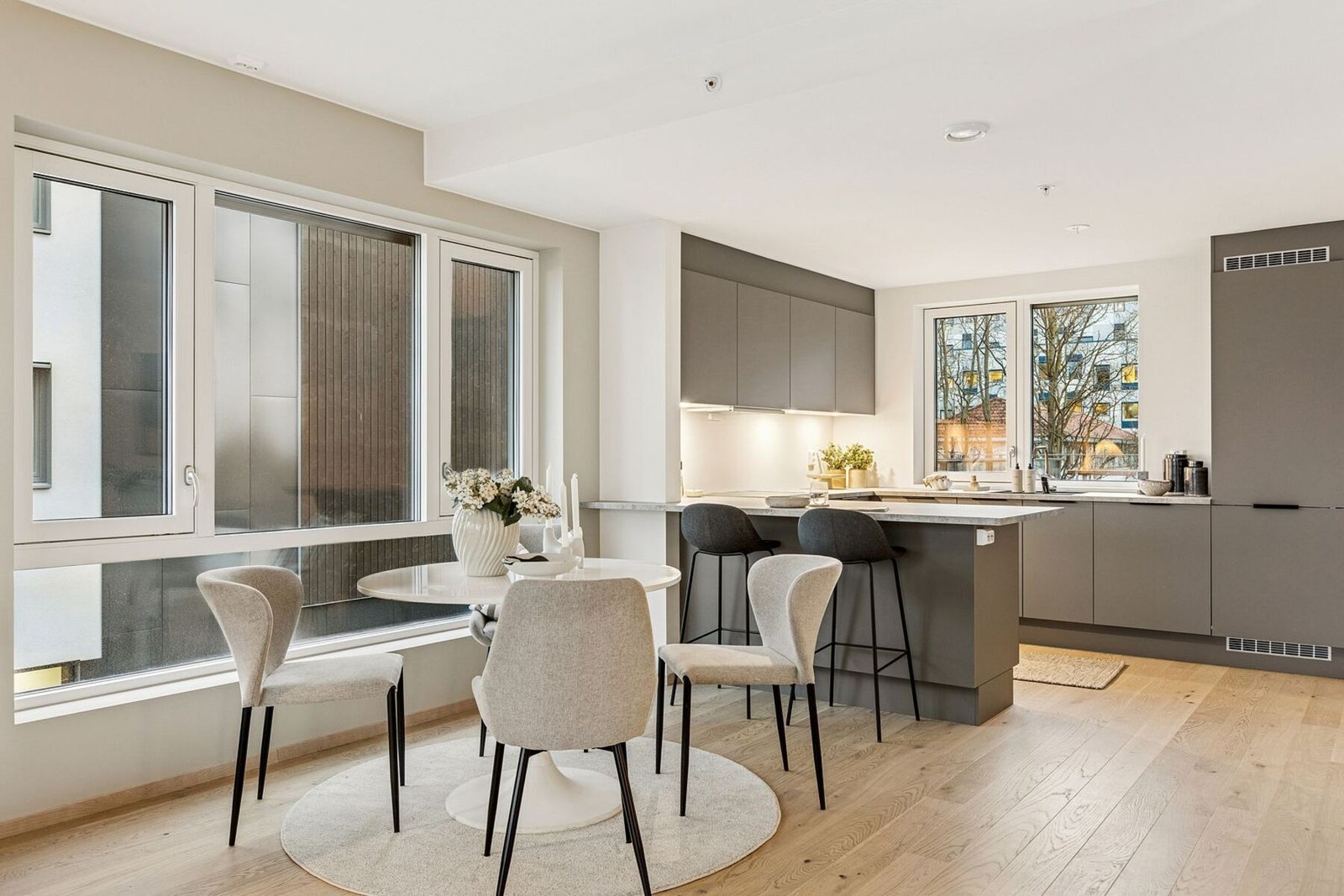 Naturlig lysinnslipp fra tre sider i stue-/kjøkken. Galleribilde