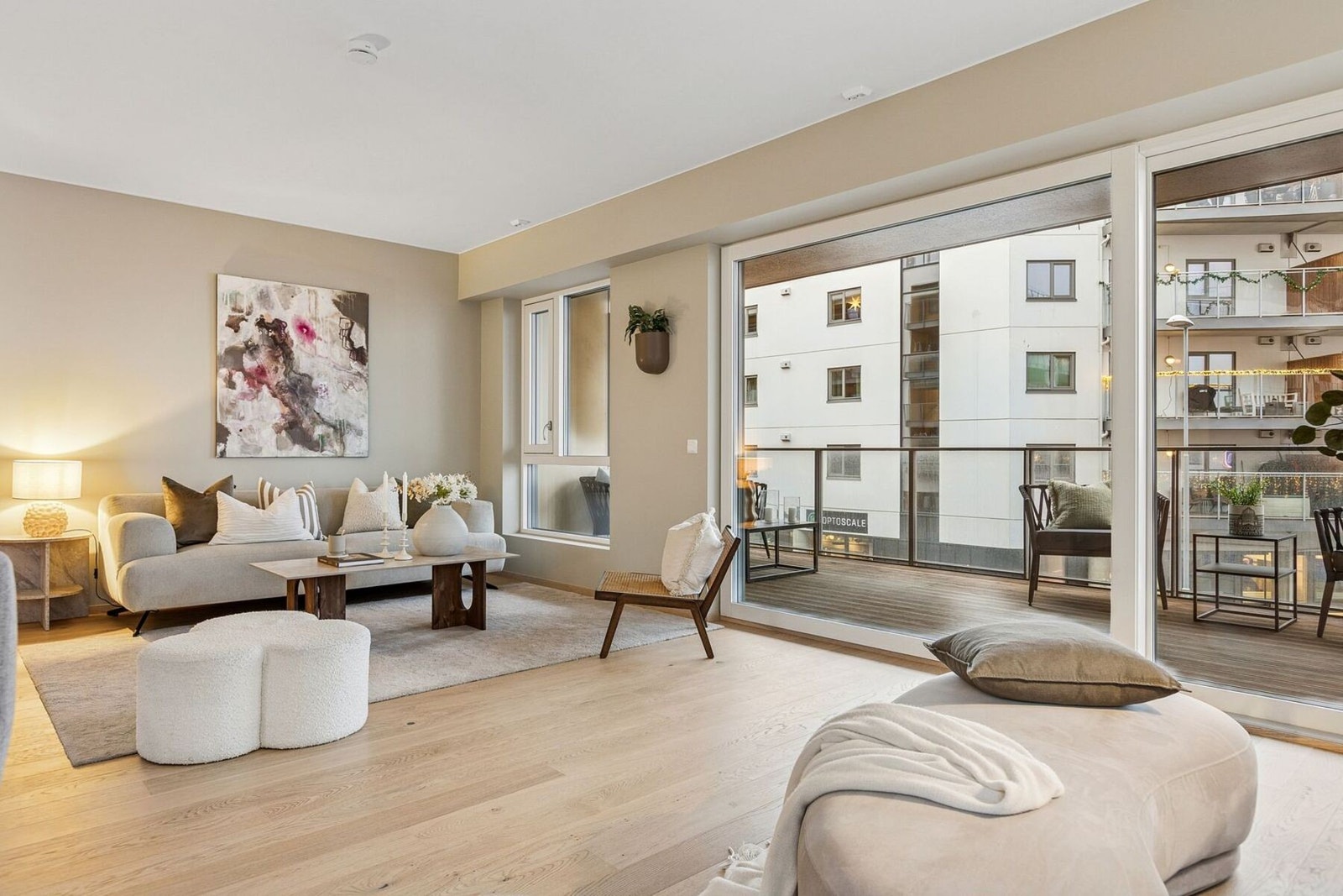 Fra stuen har man direkte utgang til en stor og herlig balkong Galleribilde