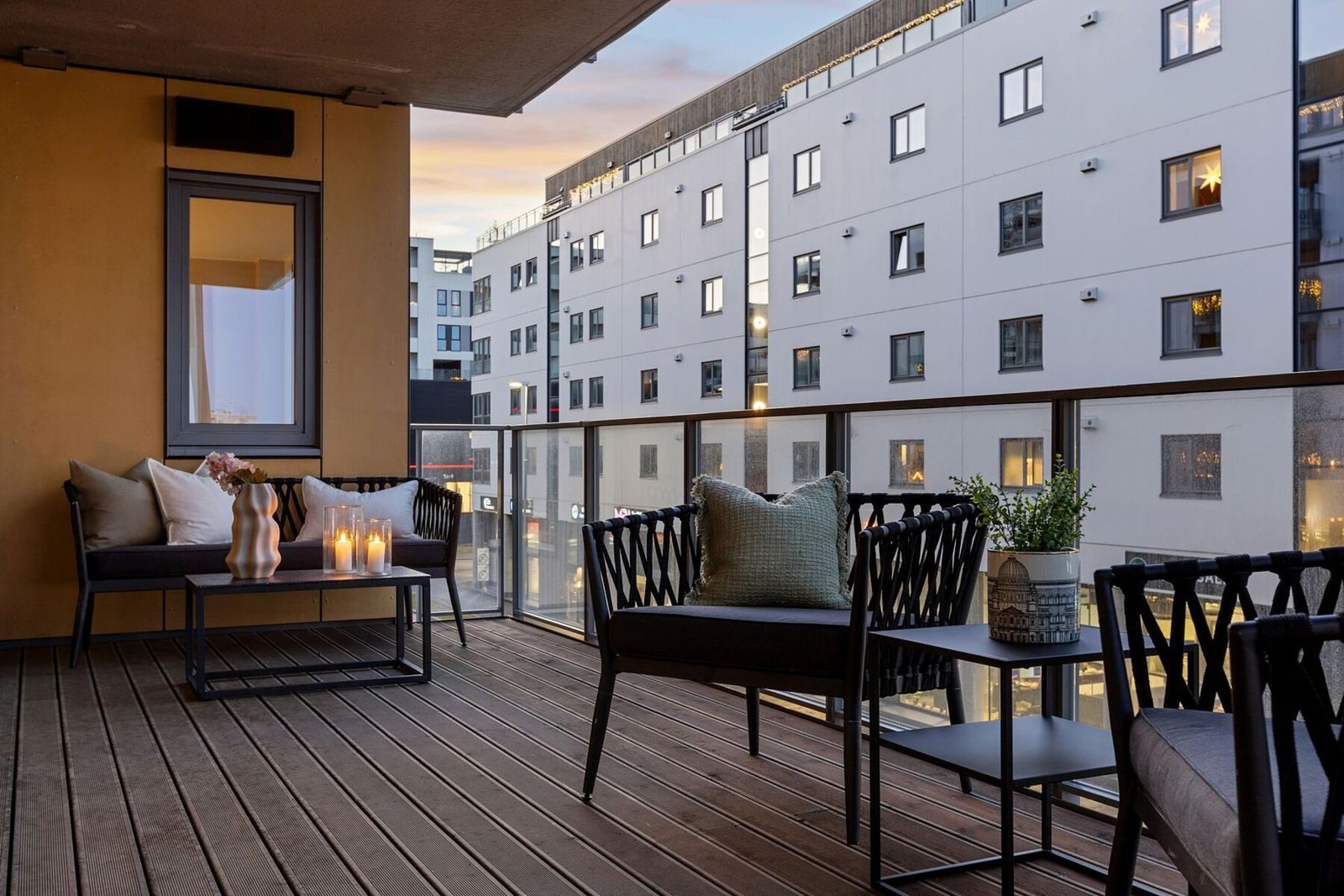 Hyggelig og lun uteplass med gode møbleringsmuligheter. Galleribilde