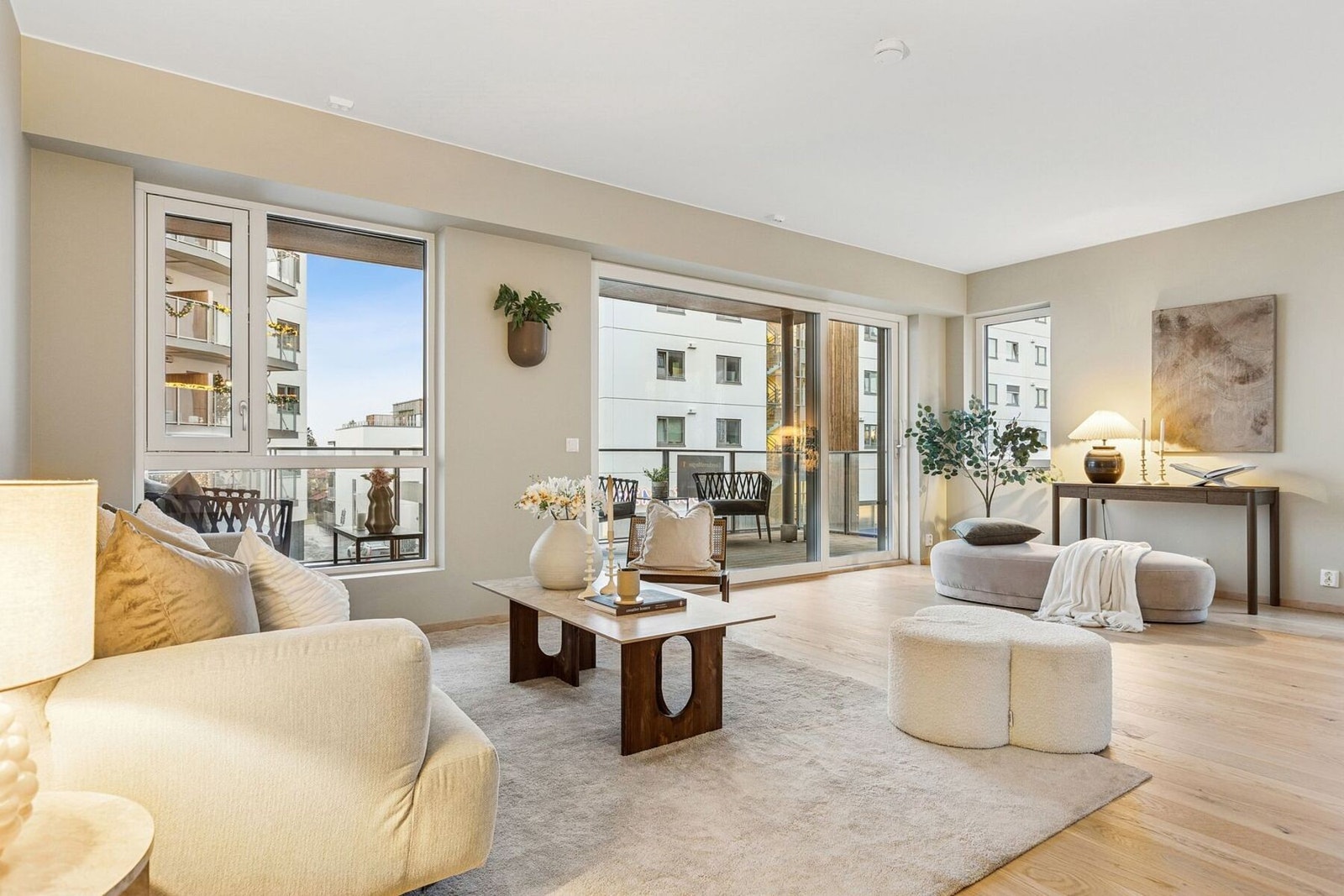 Store vindusflater sørger for godt med naturlig lysinnslipp. Galleribilde