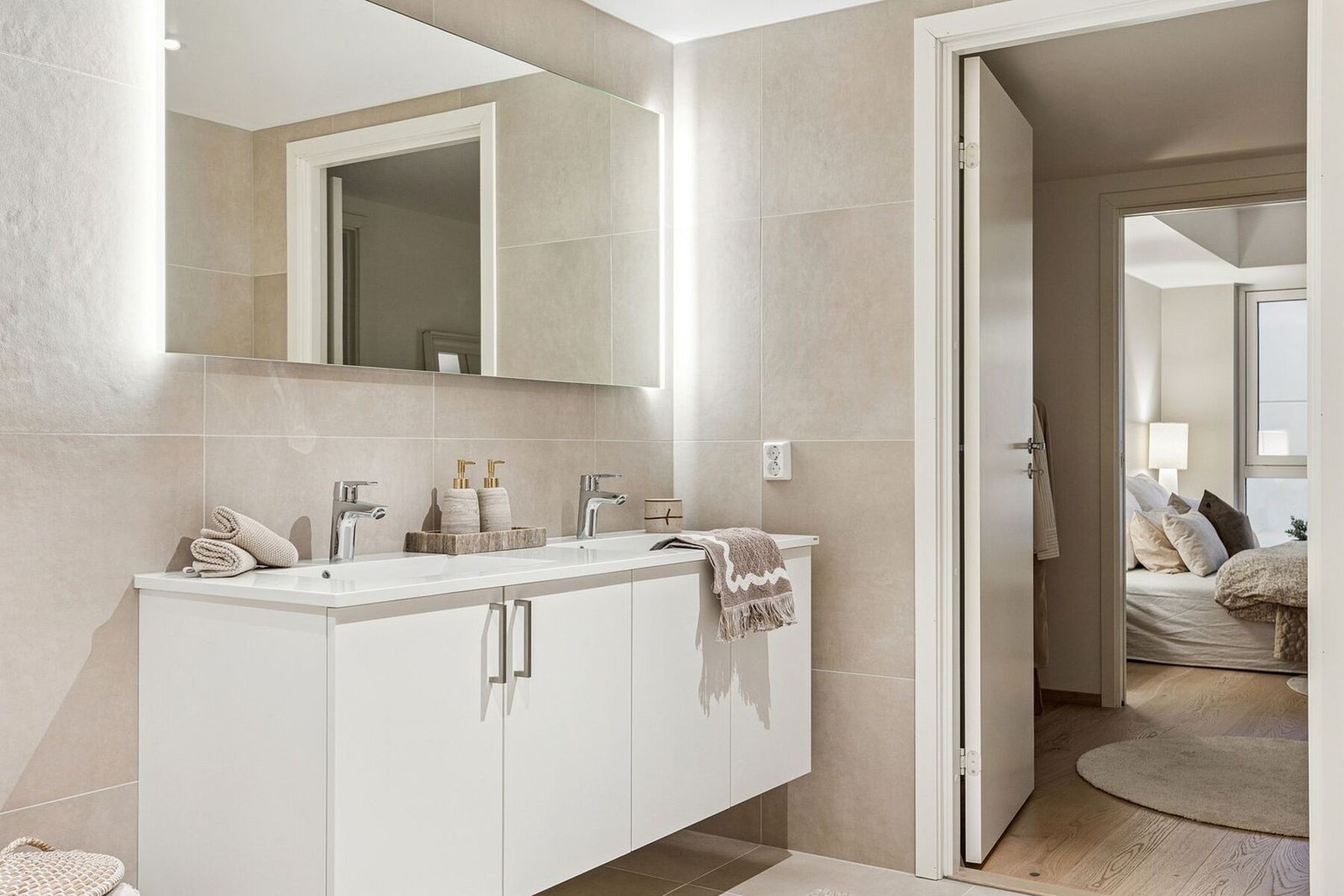 Hovedbadet har dobbelvask og stort speil og har en tidløs og delikat stil. Galleribilde