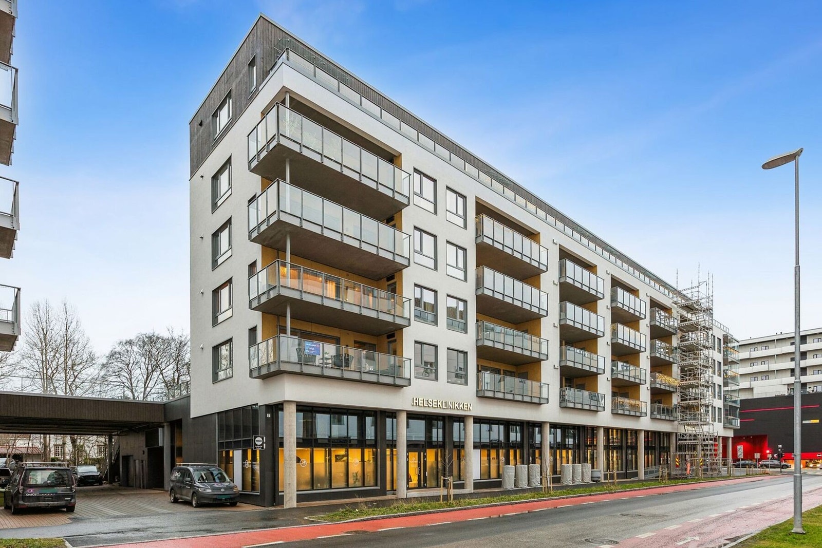 Leiligheten ligger flott til på hjørnet av bygget. Galleribilde