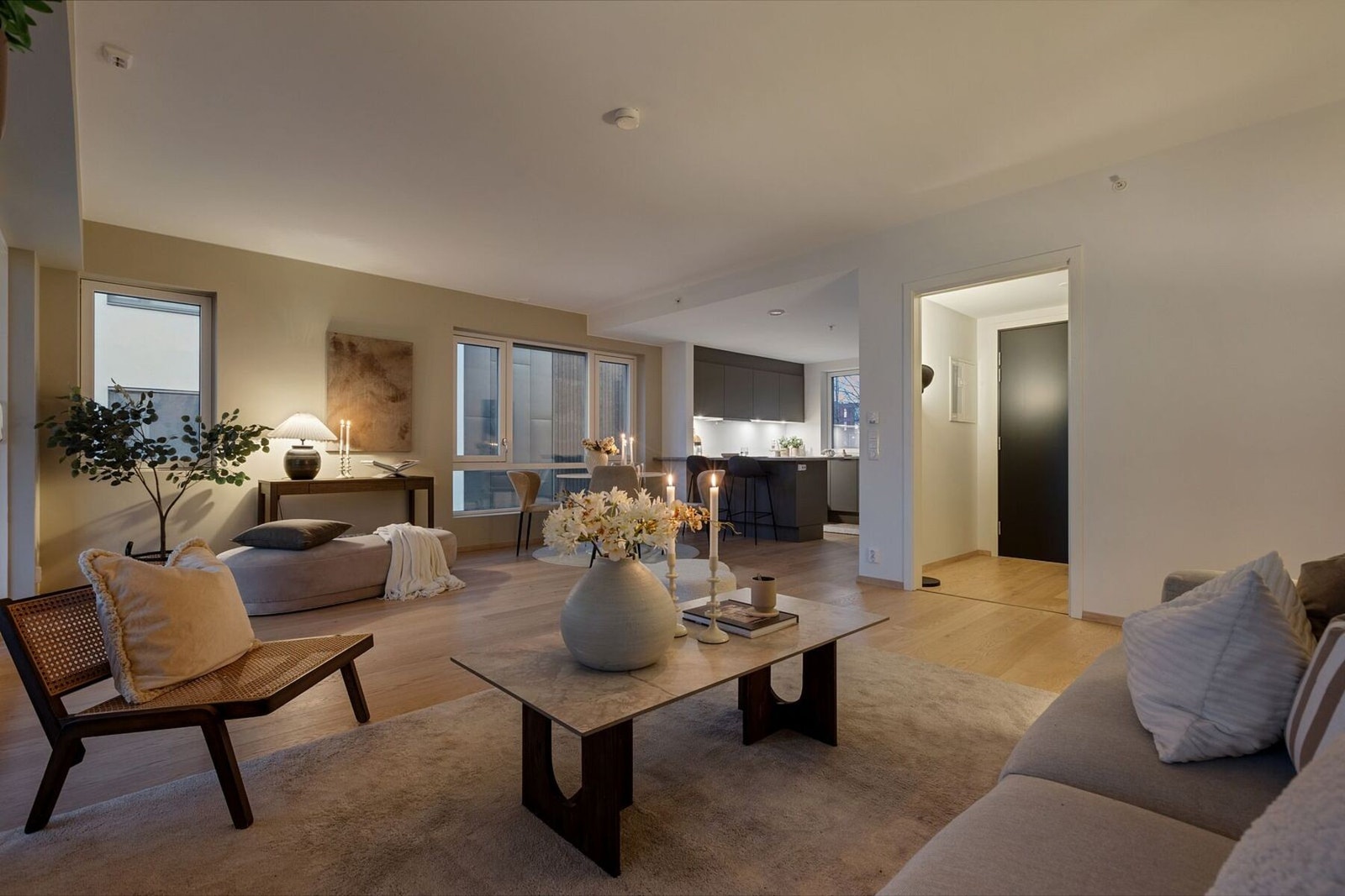 Leiligheten har en flott hjørnebeliggenhet i byggets 2. etasje. Galleribilde