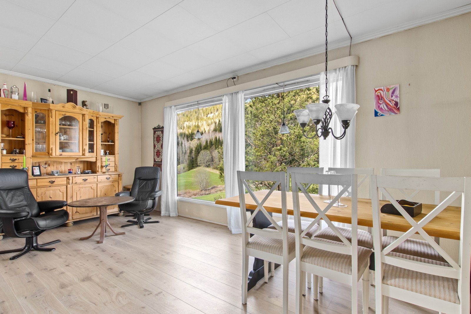 Stue med store vinduer som gir godt lysinnslipp! Galleribilde