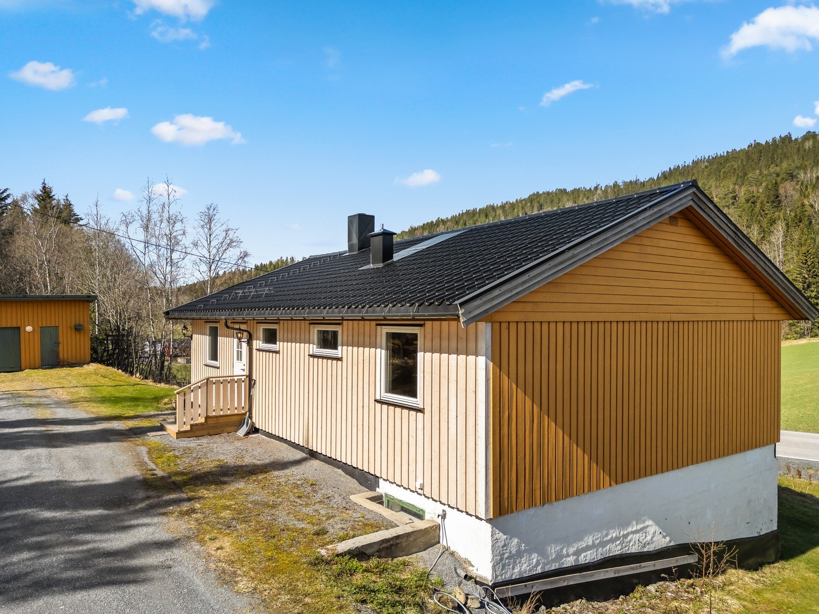 Taket, beslag og takrenner er også av nyere dato. Galleribilde